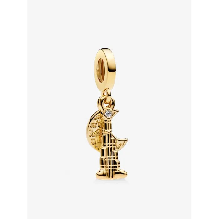 De Pandora Dubbele Bedel Goldplated Burj Khalifa Charm 763991C01 is een verfijnd sieraad uit de categorie juwelen, specifiek een hanger. Deze bedel is een prachtige aanvulling voor een armband of ketting, perfect om een persoonlijke en elegante toets toe te voegen aan je dagelijkse look. Draag het met andere bedels voor een unieke stijl.