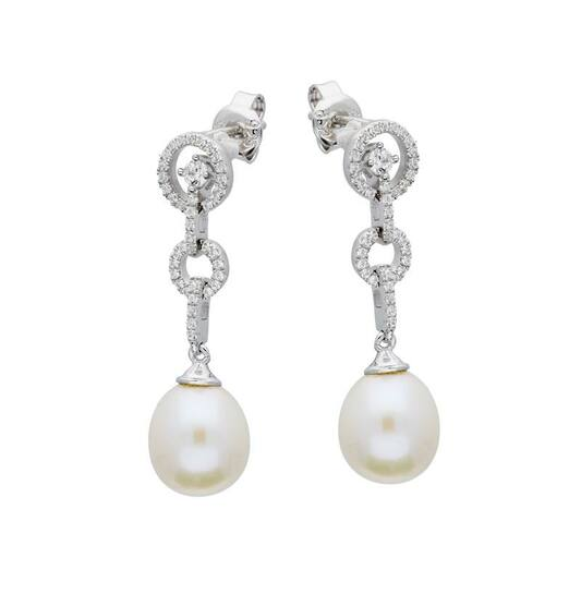 Deze stud oorbellen, modelnummer 108.0491.00, zijn een prachtige toevoeging aan je sieradencollectie. Perfect voor zowel dagelijkse als formele gelegenheden, ze stralen elegantie en verfijning uit. Draag ze met opgestoken haar of een elegante jurk om de subtiele schoonheid van de oorbellen te laten stralen. Een tijdloze keuze voor elke vrouw.