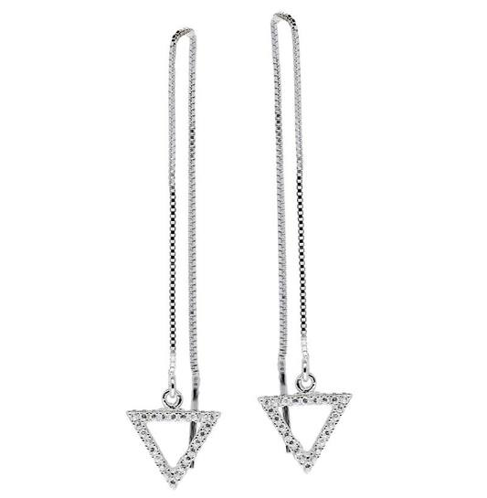 Deze prachtige stud oorbellen, modelnummer 108.1085.00, voegen een subtiele elegantie toe aan elke outfit. Perfect voor dagelijks gebruik of speciale gelegenheden, ze combineren moeiteloos met zowel casual als formele kledingstukken. Draag ze met opgestoken haar of een chique knot om de oorbellen tot hun recht te laten komen. Een tijdloos accessoire voor elke juwelenliefhebber.