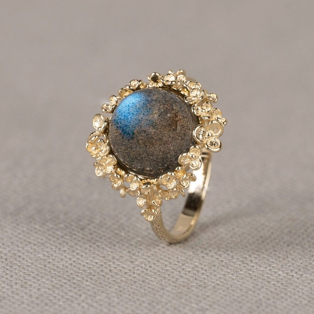 Ring gemaakt van 14 karaat goud in combinatie met de edelsteen Labradoriet. Labradoriet is een magische, beschermende en spirituele steen. Lees alles over deze edelsteen via onderstaande button. Combineer deze ring met de andere gouden sieraden uit de Blossom-lijn!