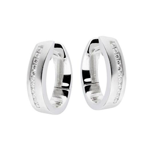 Product 107.6205.00, modelnummer 107.6205.00 van een niet-gespecificeerd merk, behoort tot de categorie sieraden en is specifiek een paar creool oorbellen. Deze stijlvolle creolen zijn perfect voor zowel dagelijks gebruik als speciale gelegenheden. Draag ze met je favoriete outfit om je look compleet te maken. Hun tijdloze ontwerp zorgt voor een elegante uitstraling.