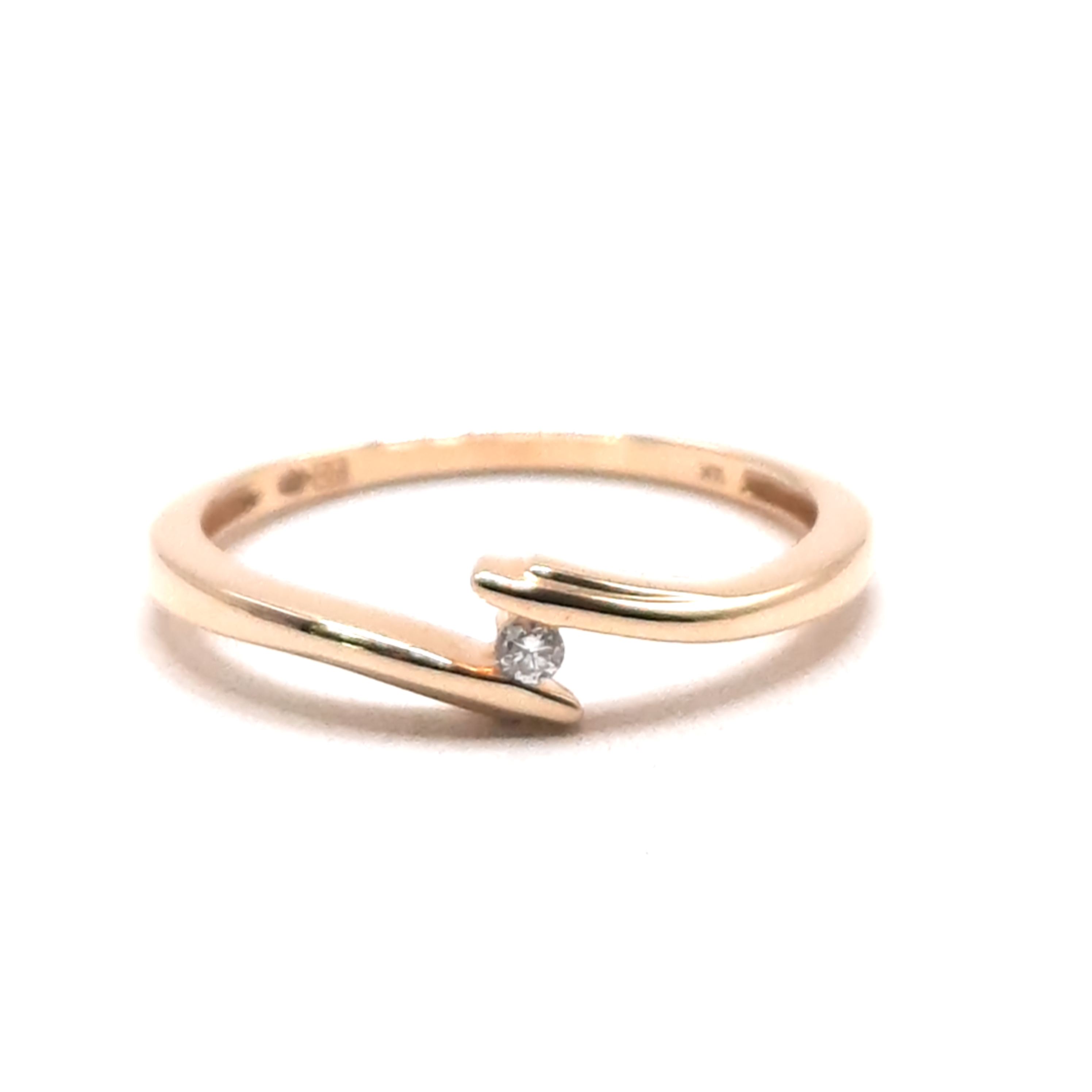 Deze prachtige ring, model BREA-0002690, is gemaakt van 14-karaats goud en bevat een schitterende ronde diamant van 0,03 karaat met SI1 zuiverheid. De diamant heeft een H-kleur (White Wesselton) en voegt een sprankelend accent toe aan het ontwerp. Draag deze elegante ring als een verfijnd accessoire bij speciale gelegenheden of dagelijks voor een vleugje luxe.