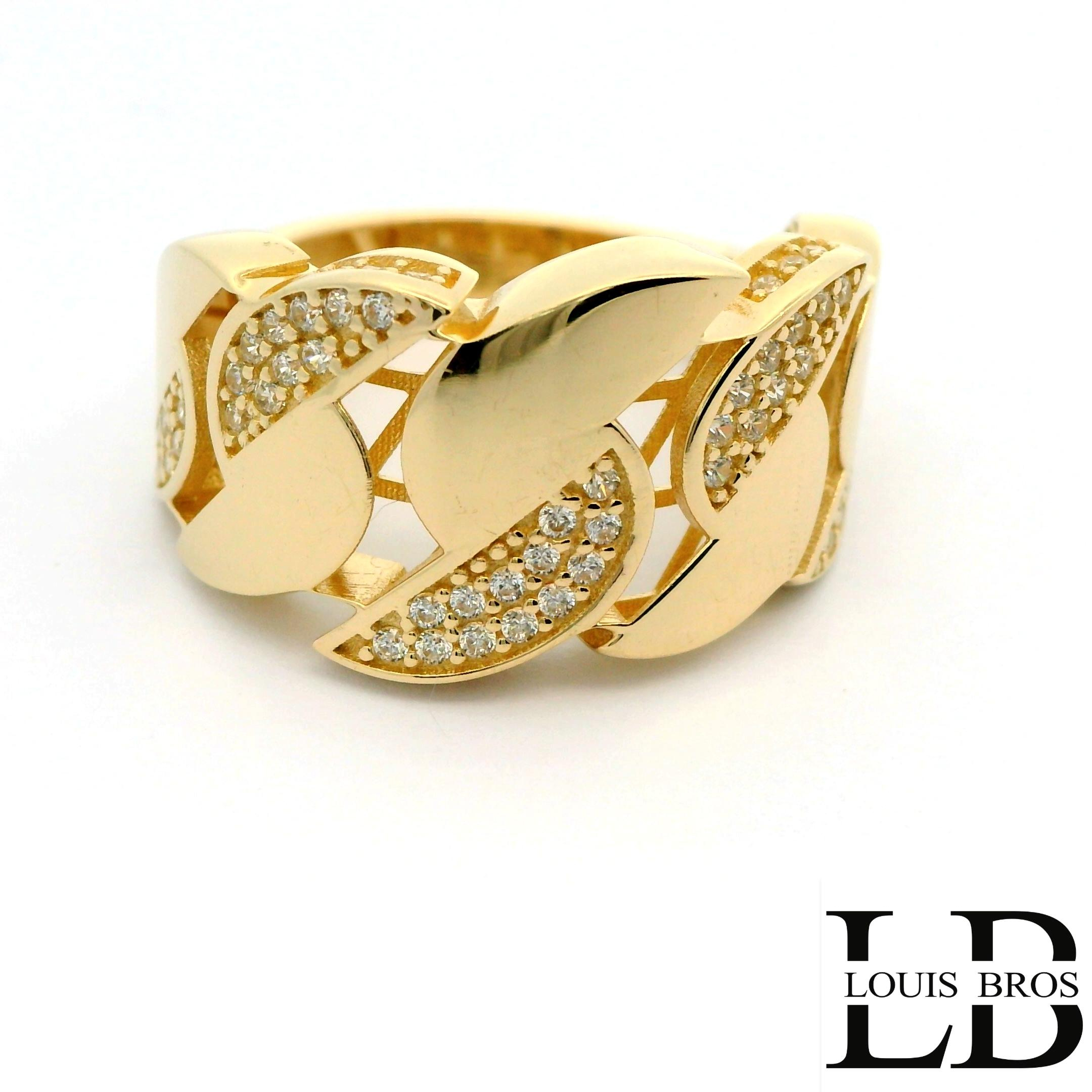 Deze 14 karaat geelgouden ring (4.94.gr) heeft een elegante en tijdloze uitstraling. De ring is bezet met schitterende zirkonia&rsquo;s die het licht prachtig vangen en zorgen voor een verfijnde glans. Het warme geelgoud vormt een mooi geheel met de heldere stenen, waardoor de ring zowel stijlvol als draagbaar is. Een klassiek sieraad dat geschikt is voor dagelijks gebruik en voor bijzondere momenten.
De ring is verkrijgbaar in meerdere afmetingen.

