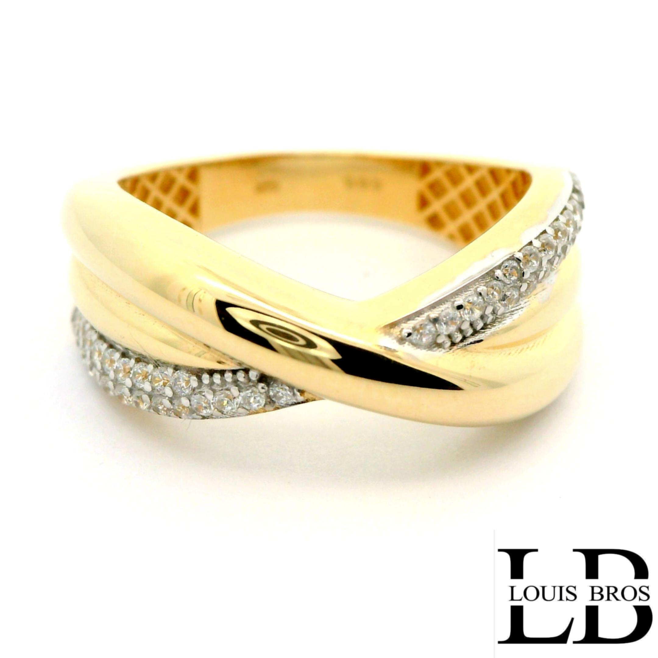 Deze elegante ring is vervaardigd uit 14 karaat bicolor goud (3.12 gr), een stijlvolle combinatie van wit- en geelgoud. Het tijdloze ontwerp wordt verfraaid met sprankelende zirkonia&rsquo;s, die de ring een luxe en verfijnde uitstraling geven. Dankzij de subtiele glans en het contrasterende kleurenspel van het goud is dit sieraad zowel modern als klassiek, en geschikt voor iedere gelegenheid.

De ring is perfect als cadeau voor een bijzonder moment, maar ook als stijlvolle aanvulling op je dagelijkse look.

Materiaal: 14 karaat goud (bicolor)
Steen: Zirkonia
Stijl: Elegant, tijdloos en veelzijdig.
De ring is verkrijgbaar in meerdere afmetingen.