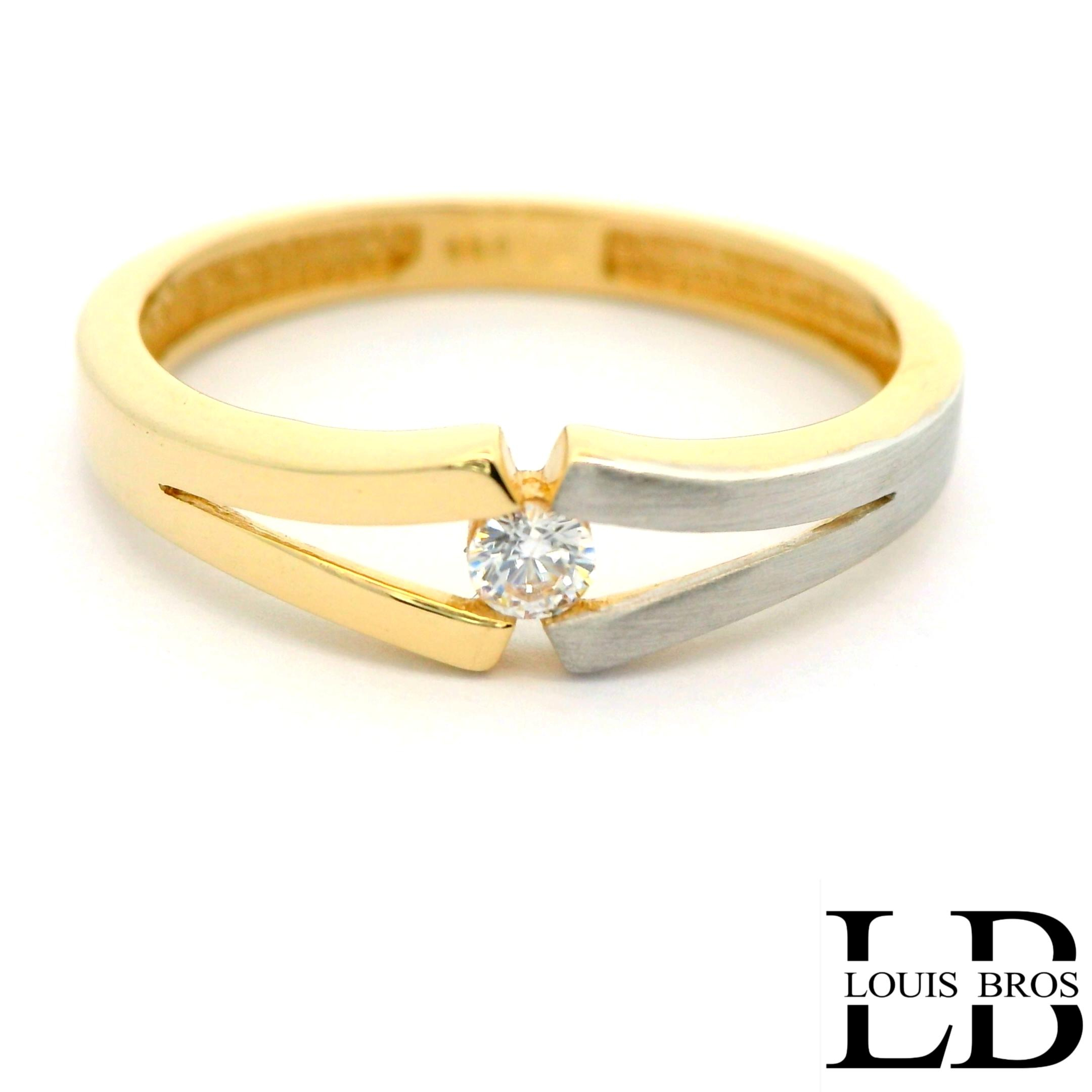 Deze elegante ring is vervaardigd uit 14 karaat bicolor goud (1.75 gr), een stijlvolle combinatie van wit- en geelgoud. Het tijdloze ontwerp wordt verfraaid met sprankelende zirkonia, die de ring een luxe en verfijnde uitstraling geven. Dankzij de subtiele glans en het contrasterende kleurenspel van het goud is dit sieraad zowel modern als klassiek, en geschikt voor iedere gelegenheid.

De ring is perfect als cadeau voor een bijzonder moment, maar ook als stijlvolle aanvulling op je dagelijkse look.

Materiaal: 14 karaat goud (bicolor)
Steen: Zirkonia
Stijl: Elegant, tijdloos en veelzijdig.
De ring is verkrijgbaar in meerdere afmetingen.