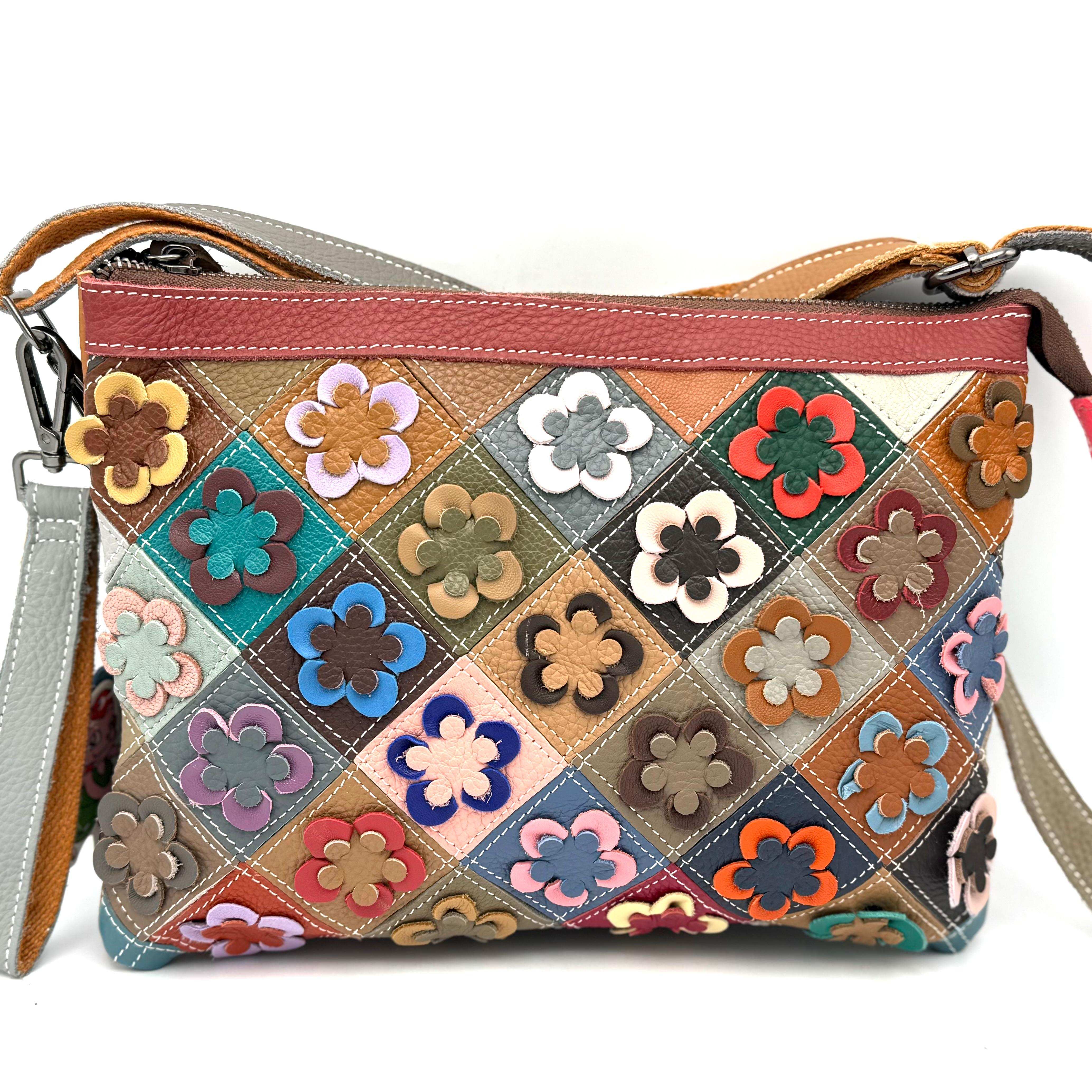 Kleurrijke tas &ndash; gemaakt in Itali&euml;
Deze stijlvolle tas is voorzien van drie vakken en een verstelbare, afneembare schouderriem. De voorkant is rijk gedecoreerd met een opgestikt bloemmotief, terwijl de achterkant een patchworkdesign met ritsvak heeft.

De binnenkant is praktisch ingedeeld met drie vakken, waarvan &eacute;&eacute;n met rits en &eacute;&eacute;n met speciale vakjes voor je telefoon. De tas is uitgevoerd in vrolijke kleuren en combineert functionaliteit met een uniek design.

Specificaties:

Aantal vakken: 3

Schouderriem: verstelbaar en afneembaar

Voorzijde: opgestikt bloemmotief

Achterzijde: patchwork met ritsvak

Binnenkant:

3 vakken

1 ritsvak

1 telefoonvak

Kleur: meerkleurig

Herkomst: gemaakt in Itali&euml;

Afmetingen:

Hoogte: 21 cm

Breedte: 28 cm

Diepte: 7 cm