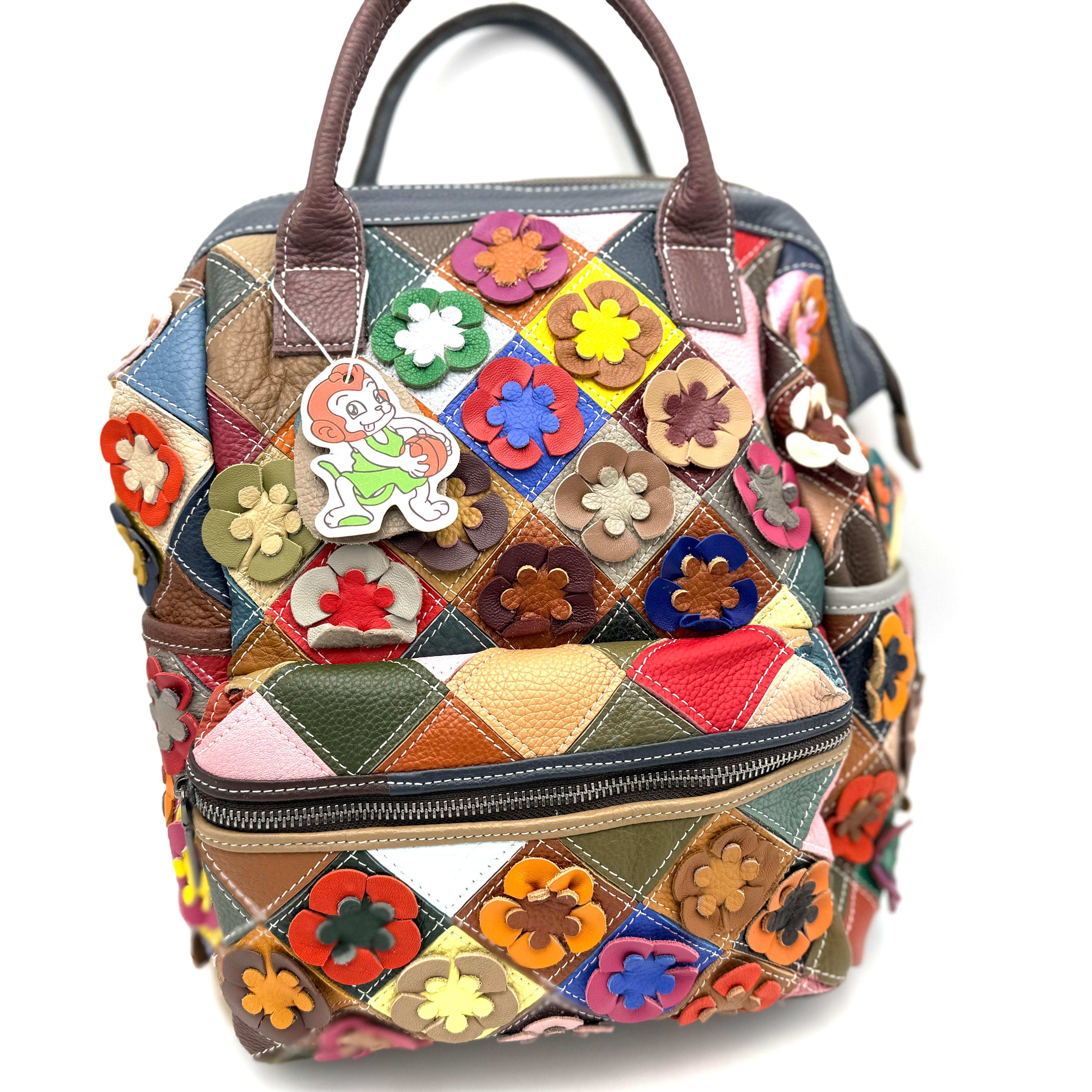 Bont gekleurde rugtas met beugelritssluiting
Deze vrolijke rugtas is voorzien van een beugelritssluiting, waardoor de tas extra wijd opent en je gemakkelijk bij al je spullen kunt. De tas beschikt over &eacute;&eacute;n ruim hoofdvak. Aan de binnenkant vind je twee steekvakken en een binnenvak met rits voor een overzichtelijke indeling.

Aan de voorkant zit een opgestikt voorvak met rits. De kleurrijke bloemen op de voorzijde geven de tas een speelse en vrolijke uitstraling. De achterkant is uitgevoerd in een patchworkdesign met ritsvak. De verstelbare schouderbanden zorgen voor draagcomfort en dankzij de dubbele handgreep kun je de tas ook in de hand dragen.

De zijkanten zijn voorzien van twee steekvakken, ideaal voor bijvoorbeeld een kleine fles of thermosbeker.

Specificaties:

Type: rugtas

Sluiting: beugelritssluiting

Hoofdvak: 1

Binnenkant:

2 steekvakken

1 ritsvak

Voorzijde: opgestikt voorvak met rits en bloemendecoratie

Achterzijde: patchwork met ritsvak

Schouderbanden: verstelbaar

Extra: dubbele handgreep

Zijkanten: 2 steekvakken

Kleur: bont / meerkleurig

Afmetingen:

Hoogte: 32 cm

Breedte: 25 cm

Diepte: 15 cm