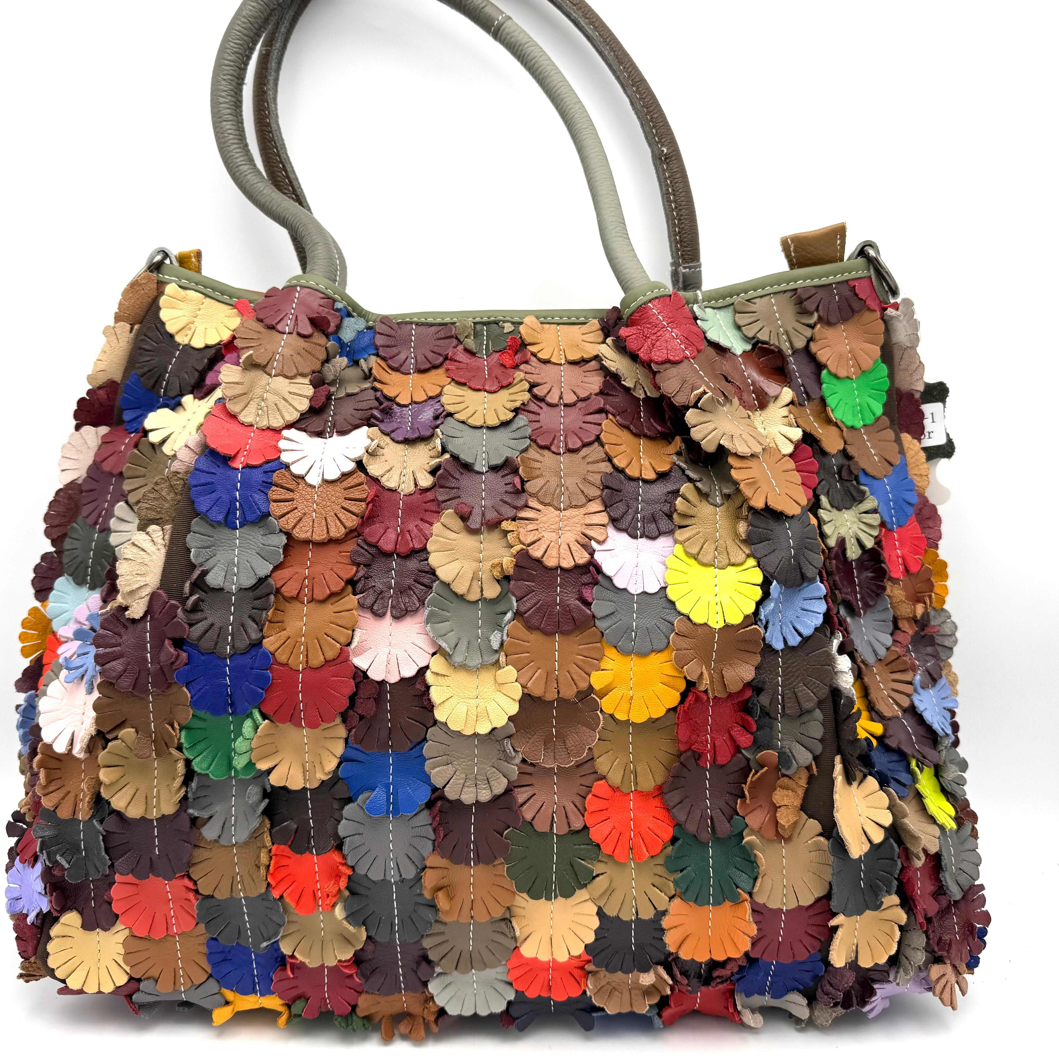 Royale shopper met opgestikte bloemen
Deze fijne, ruime shopper is voorzien van opgestikte bloemen in diverse kleuren, wat de tas een vrolijke en unieke uitstraling geeft. De tas kan comfortabel over de schouder worden gedragen en is daarnaast uitgerust met een afneembare en verstelbare schouderriem voor extra draaggemak.

Onder de toprits bevindt zich een ruim hoofdvak. De binnenkant is praktisch ingedeeld met twee steekvakken voor je mobiele telefoon, een afsluitbaar ritsvak en een extra ritsvak aan de binnenzijde van de achterkant. Ideaal om je spullen overzichtelijk en veilig op te bergen.

Specificaties:

Type: shopper

Design: opgestikte bloemen in diverse kleuren

Draagopties: schouderbanden + afneembare/verstelbare schouderriem

Sluiting: toprits

Binnenkant:

2 steekvakken (geschikt voor mobiel)

1 afsluitbaar ritsvak

1 achterritsvak aan de binnenzijde

Afmetingen:

Hoogte: 31 cm

Breedte: 39 cm

Diepte: 12 cm