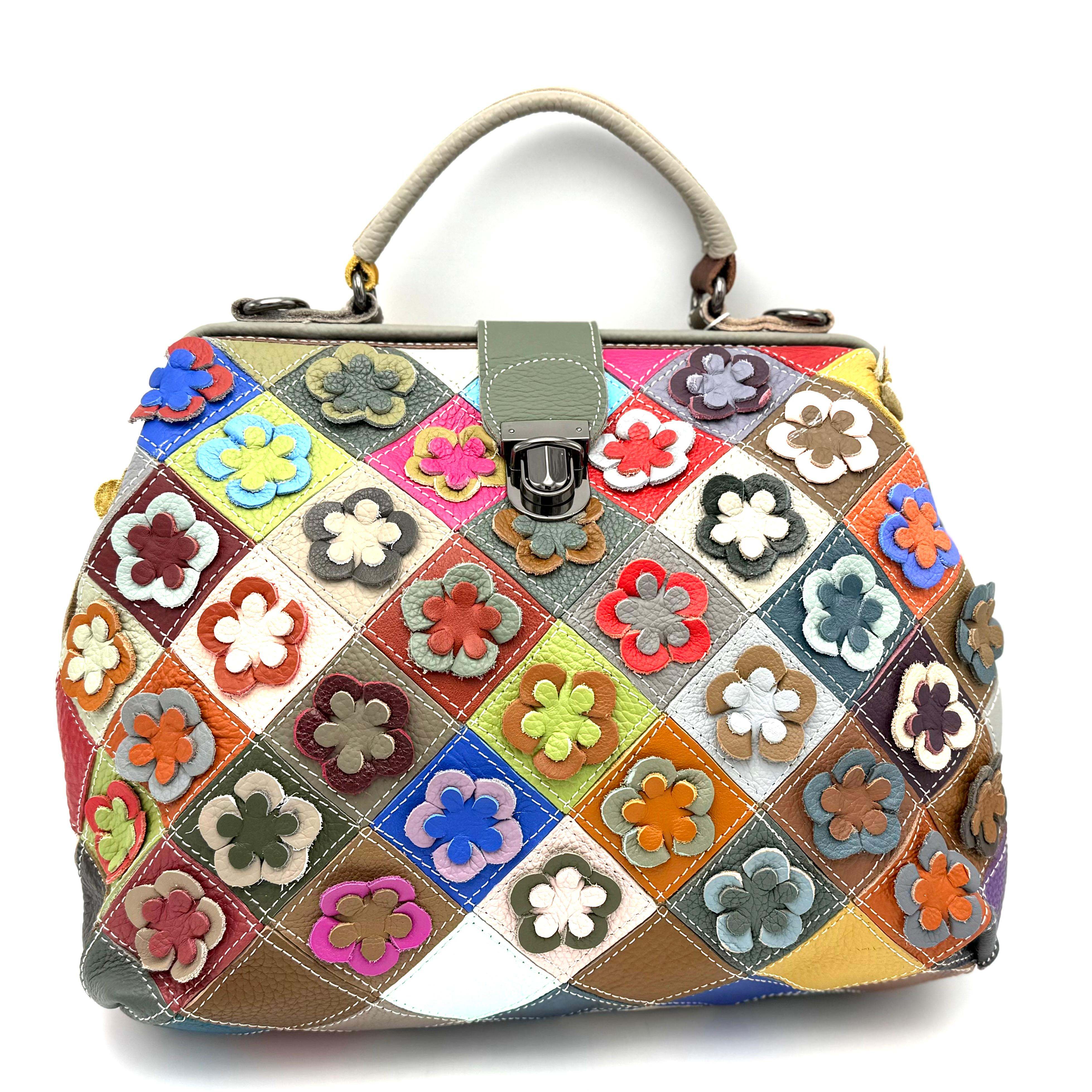 Vrolijk gekleurde beugeltas / dokterstas met bloemen en patchwork

Deze vrolijk gekleurde beugeltas is een echte eyecatcher en perfect voor wie houdt van een unieke en stijlvolle tas. De voorkant van de tas is voorzien van een kleurrijk bloemenmotief, terwijl de achterzijde is uitgevoerd in een speels patchwork van diverse kleuren. Hierdoor is elke tas opvallend en origineel.

De tas heeft een stevige handgreep en wordt geleverd met een afneembare en verstelbare schouderriem, zodat je de tas zowel in de hand als comfortabel over de schouder kunt dragen. Dankzij de klassieke beugelsluiting met kliksluiting blijft de inhoud goed beschermd en is de tas gemakkelijk te openen.

Aan de binnenzijde biedt deze dokterstas volop ruimte en overzicht. De tas beschikt over een apart ritscompartiment, een extra ritsvak en twee handige steekvakken. Ideaal voor het opbergen van dagelijkse essentials, werkspullen of persoonlijke accessoires.

Deze kleurrijke patchwork tas is geschikt als handtas, werktas of praktische dokterstas en combineert functionaliteit met een vrolijke uitstraling.

Specificaties:

Type: beugeltas / dokterstas

Voorzijde: bloemenmotief

Achterzijde: patchwork in diverse kleuren

Sluiting: beugel met kliksluiting

Draagopties: handgreep en afneembare verstelbare schouderriem

Binnenzijde: ritscompartiment, ritsvak en 2 steekvakken

Afmetingen: 34 x 32 x 14 cm (hoogte x breedte x diepte)