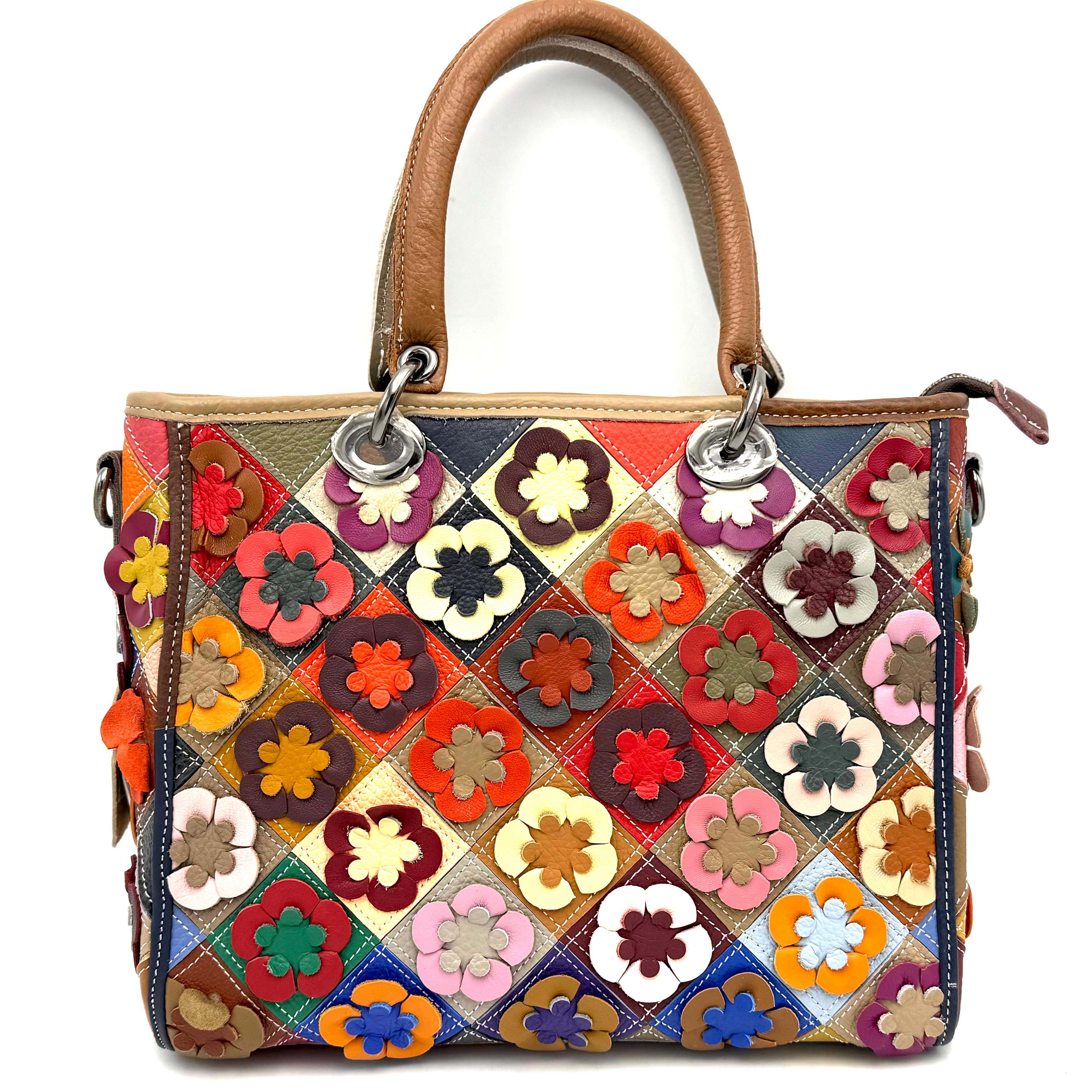 Vrolijk gekleurde tas met bloemenmotief | Handtas & schoudertas
Deze vrolijk gekleurde tas met bloemenmotief aan de voorkant is een stijlvolle en praktische keuze voor dagelijks gebruik. De tas is voorzien van twee korte handgrepen en een afneembare, verstelbare schouderriem, waardoor je haar zowel in de hand als over de schouder kunt dragen.

De tas beschikt over &eacute;&eacute;n ruim hoofdvak, aangevuld met een ritsvak en twee steekvakken, zodat je je spullen overzichtelijk kunt opbergen. Ideaal als handtas, schoudertas of compacte werktas.

Dankzij het kleurrijke ontwerp is deze tas perfect voor wie houdt van een vrolijke en unieke uitstraling, terwijl het praktische formaat zorgt voor optimaal gebruiksgemak.

Specificaties:

Type: handtas / schoudertas

Voorzijde: bloemenmotief

Draagopties: twee korte handgrepen en afneembare verstelbare schouderriem

Indeling: 1 groot hoofdvak, 1 ritsvak, 2 steekvakken

Afmetingen: 24 x 28 x 12 cm (hoogte x breedte x diepte)