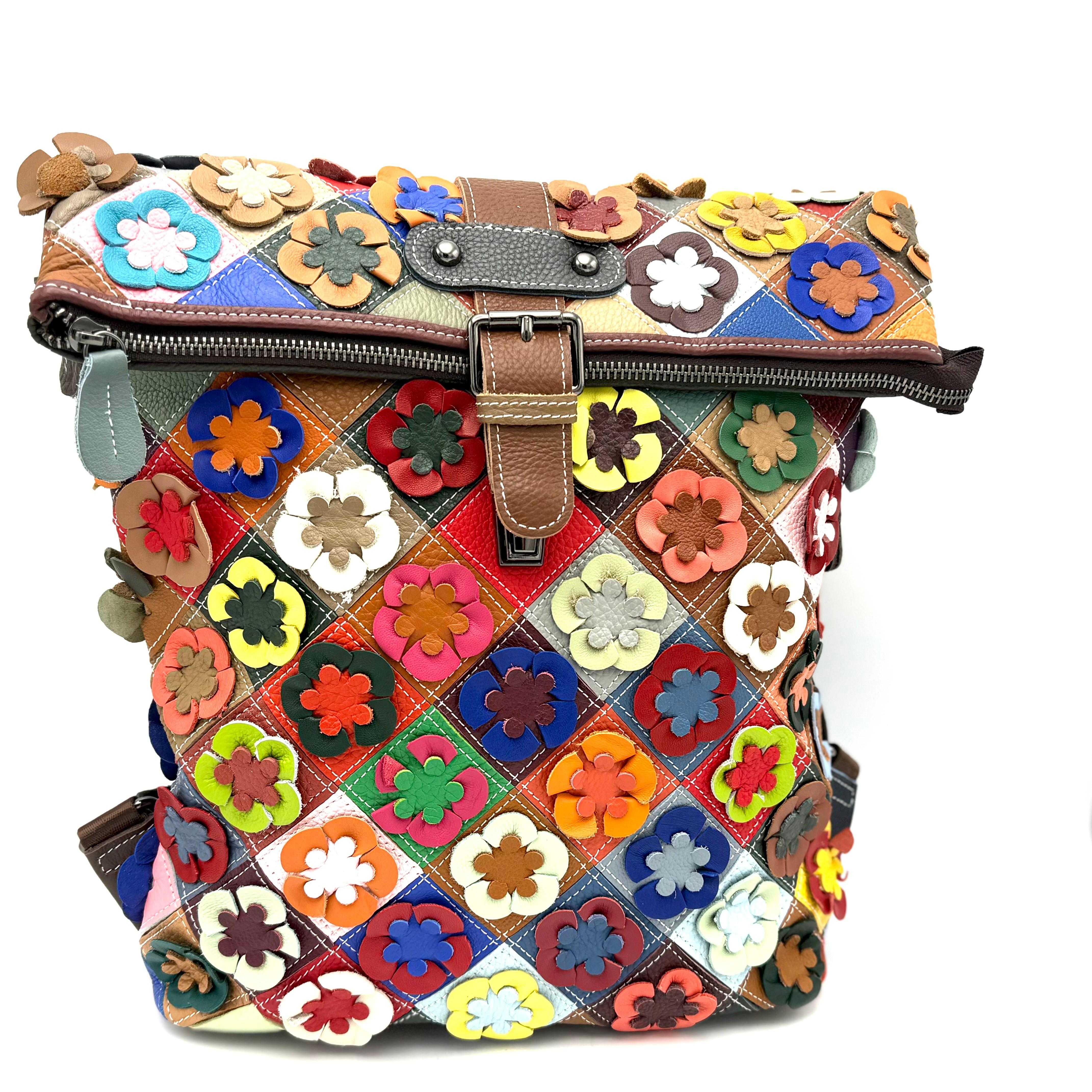 Gebloemde rugtas met flap, kliksluiting en rits

Deze stijlvolle gebloemde rugtas combineert een vrolijke uitstraling met praktisch gebruiksgemak. De voorkant is uitgevoerd met een kleurrijk bloemenmotief, terwijl de achterzijde is gemaakt van glad, gekleurd leer, wat zorgt voor een mooi contrast en een moderne uitstraling.

De tas sluit veilig met een flap met kliksluiting en heeft daaronder een extra ritssluiting voor extra bescherming van je spullen. Aan de achterzijde bevindt zich bovendien een handig ritsvak, ideaal voor spullen die je snel bij de hand wilt hebben.

De binnenkant van de rugtas is overzichtelijk ingedeeld met:

1 ritsvak

1 apart ritscompartiment

2 steekvakken

Hierdoor is deze rugtas perfect voor dagelijks gebruik, werk, school of een dagje uit.

Afmetingen:

Hoogte: 33 cm

Breedte: 26 cm

Diepte: 8 cm