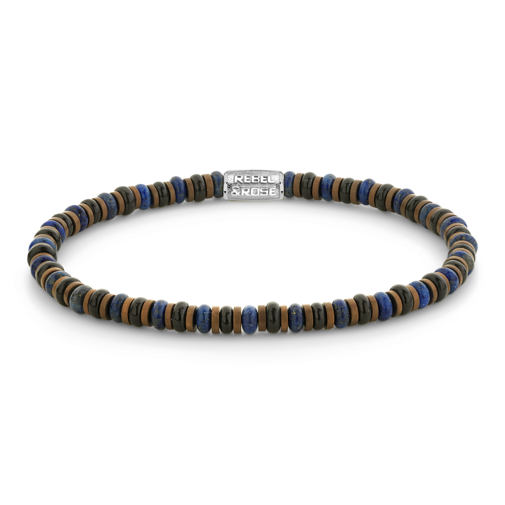 Bead armband, handgemaakt van 4mm stenen (Artificial Lapis Lazulli, Black stone, Hematite) in de vorm van slices / schijfjes. De sluiting is zilverkleurig. De slices armbanden laten zich heel makkelijk combineren met andere zilveren, leren of kralenarmbanden. Omdat in deze armband geen ronde stenen zijn gebruikt, heeft de collectie de veelbetekenende naam &lsquo;No balls please&rsquo;.