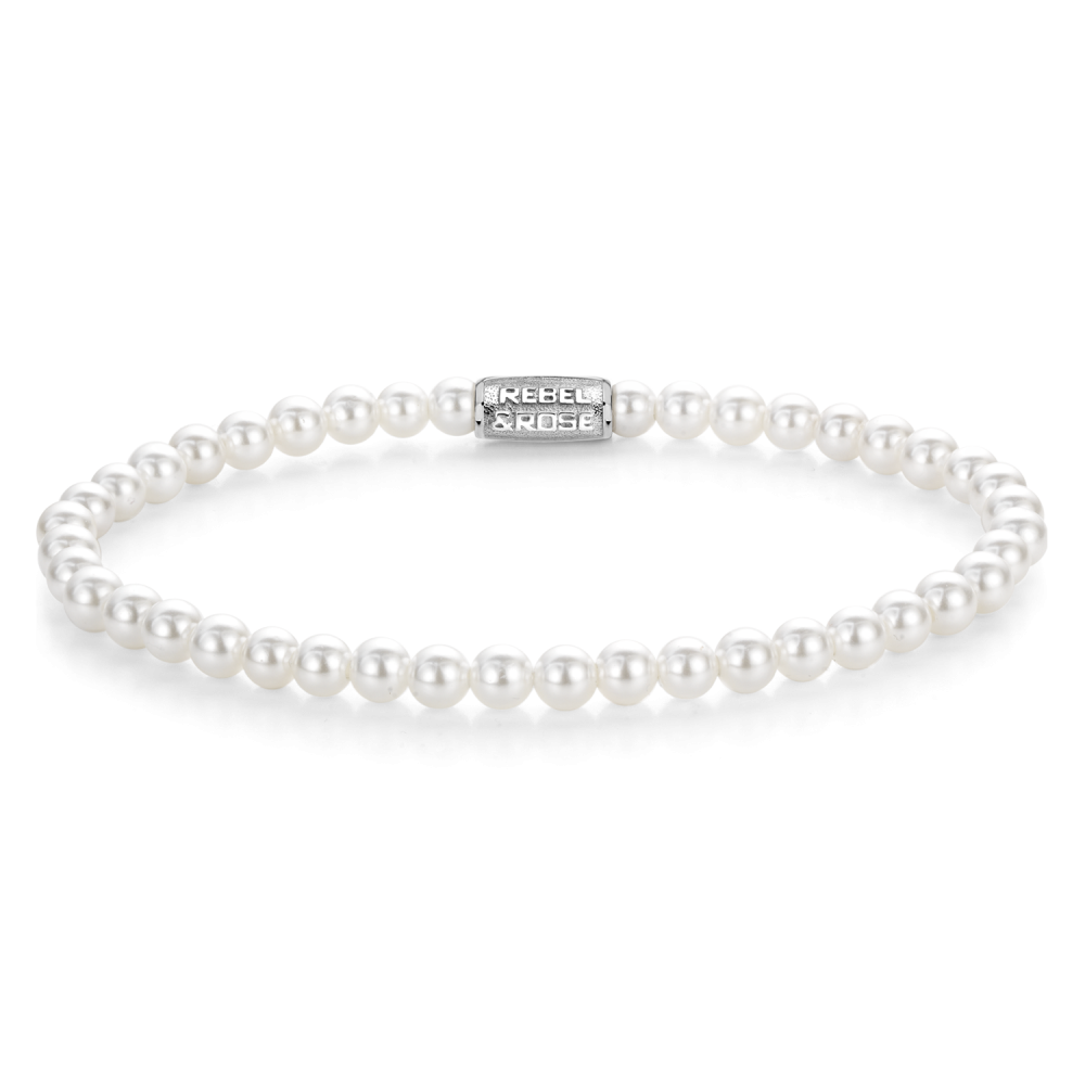 Armband gemaakt van 4mm parels (shell pearls). Shell pearls bestaan uit het parelmoer van de binnenkant van de oester. De zilverkleurige sluiting is gemaakt van edelstaal.