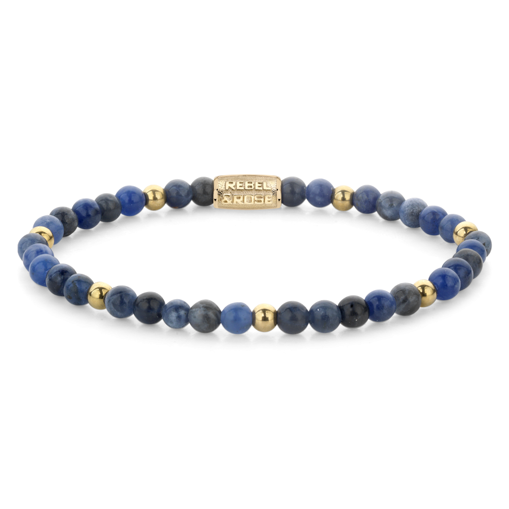 Armband van het merk Rebel & Rose. De armband heeft een hoogwaardige elastische stretch koord, met 4mm kralen van Sodaliet, 18 ct gold plated.