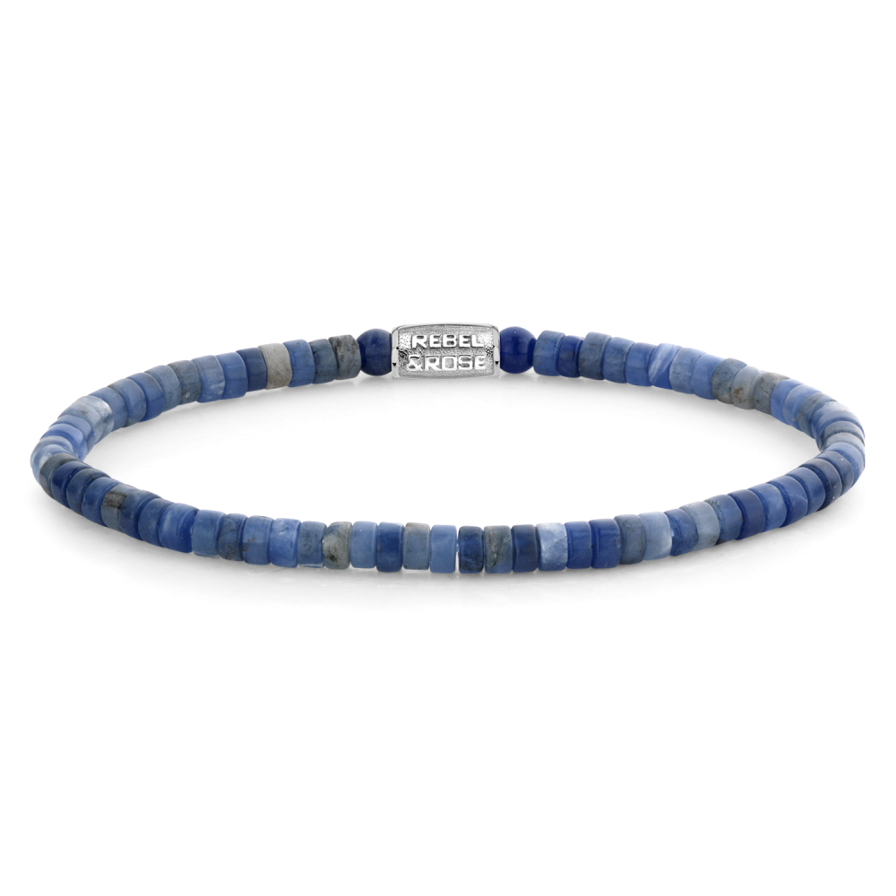 Bead armband, handgemaakt van blauwe 4mm Sodaliet stenen in de vorm van slices / schijfjes. De sluiting is zilverkleurig. De slices armbanden laten zich heel makkelijk combineren met andere zilveren, leren of kralenarmbanden. Omdat in deze armband geen ronde stenen zijn gebruikt, heeft de collectie de veelbetekenende naam &lsquo;No balls please&rsquo;.