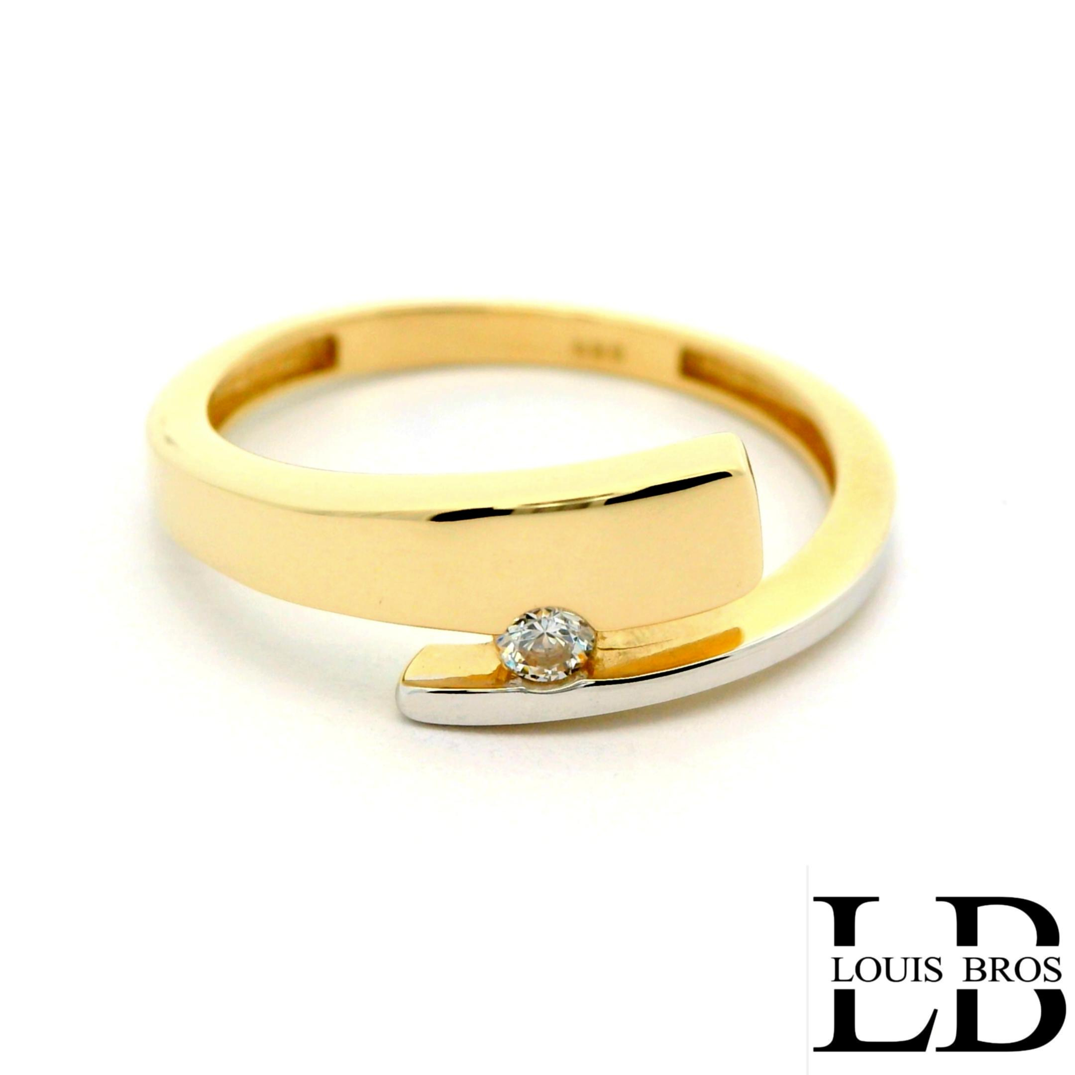 Deze elegante ring is vervaardigd uit 14 karaat bicolor goud (2.39 gr), een stijlvolle combinatie van wit- en geelgoud. Het tijdloze ontwerp wordt verfraaid met sprankelende zirkonia, die de ring een luxe en verfijnde uitstraling geven. Dankzij de subtiele glans en het contrasterende kleurenspel van het goud is dit sieraad zowel modern als klassiek, en geschikt voor iedere gelegenheid.

De ring is perfect als cadeau voor een bijzonder moment, maar ook als stijlvolle aanvulling op je dagelijkse look.

Materiaal: 14 karaat goud (bicolor)
Steen: Zirkonia
Stijl: Elegant, tijdloos en veelzijdig.
De ring is verkrijgbaar in meerdere afmetingen.