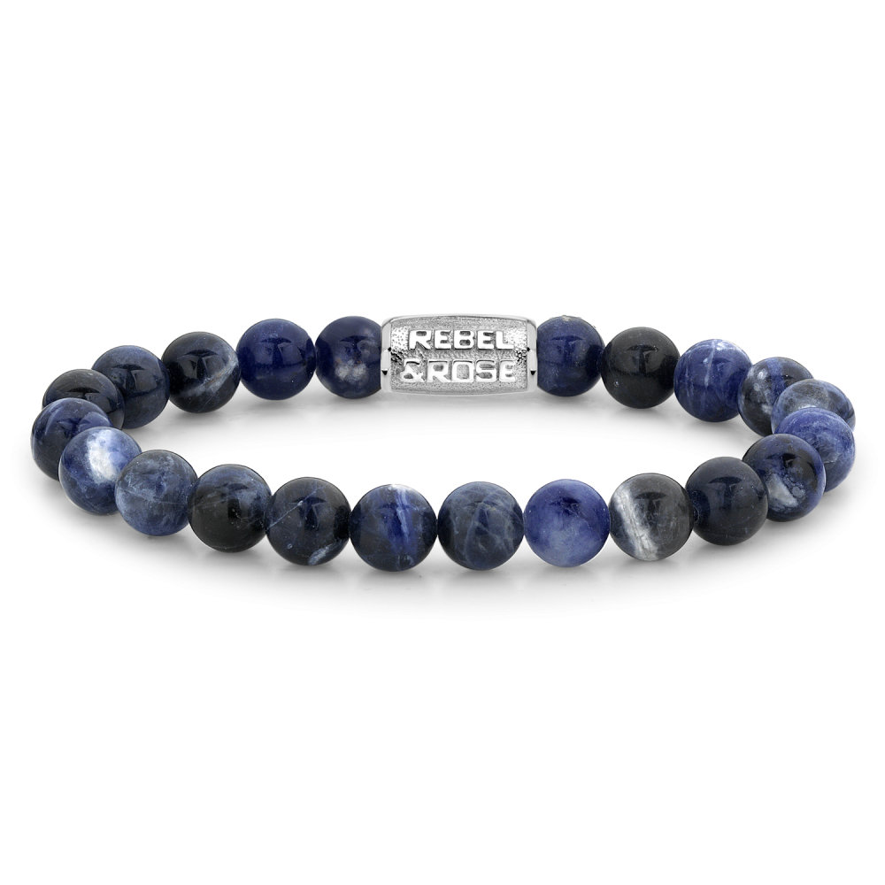 Bead armband, handgemaakt van 8mm blauwe Sodaliet stenen met een zilverkleurige sluiting. Het Rebel & Rose sieraad is makkelijk te combineren met andere zilveren, leren of kralenarmbanden.