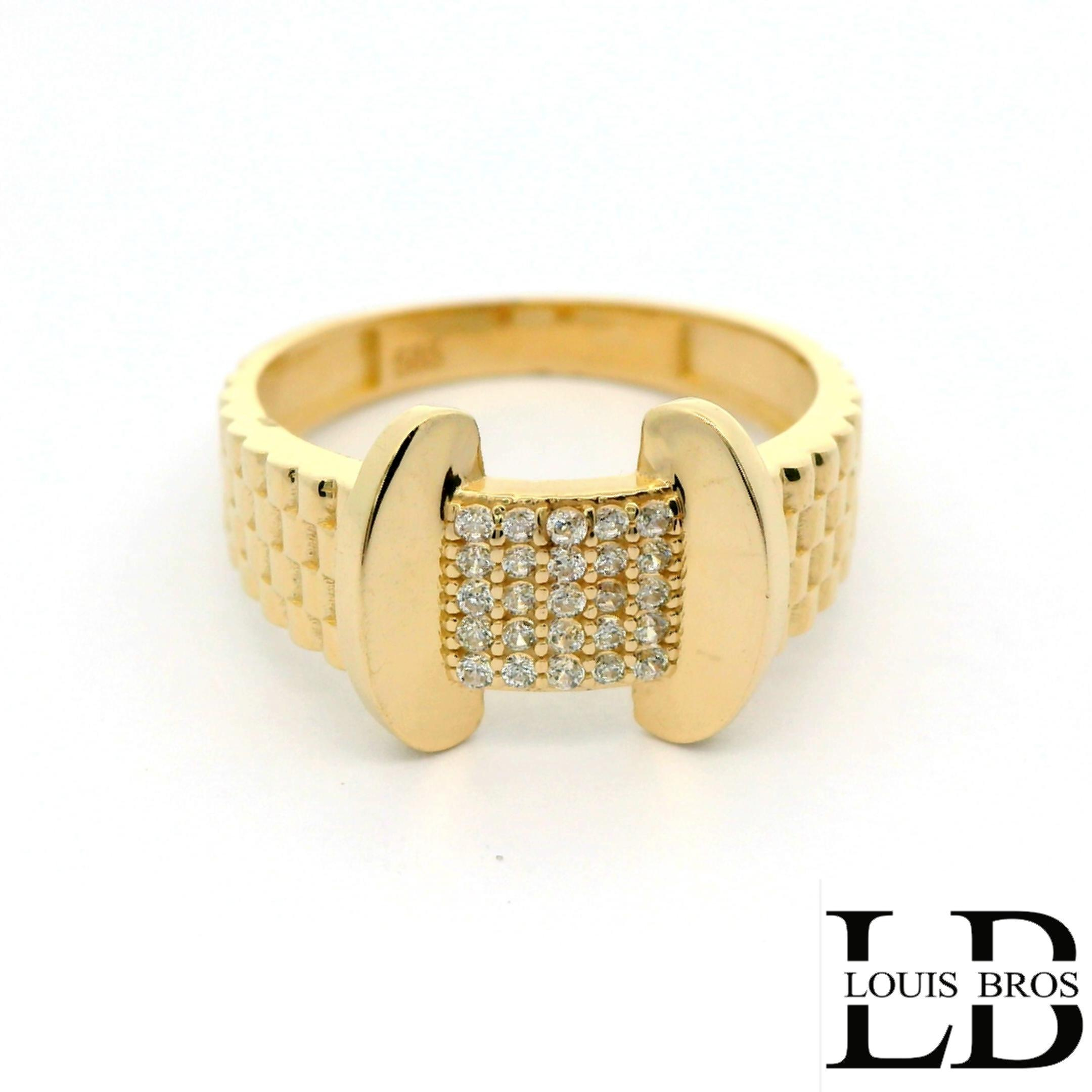 Deze 14 karaat geelgouden ring (3.21.gr) heeft een elegante en tijdloze uitstraling. De ring is bezet met schitterende zirkonia&rsquo;s die het licht prachtig vangen en zorgen voor een verfijnde glans. Het warme geelgoud vormt een mooi geheel met de heldere stenen, waardoor de ring zowel stijlvol als draagbaar is. Een klassiek sieraad dat geschikt is voor dagelijks gebruik en voor bijzondere momenten.
De ring is verkrijgbaar in meerdere afmetingen.