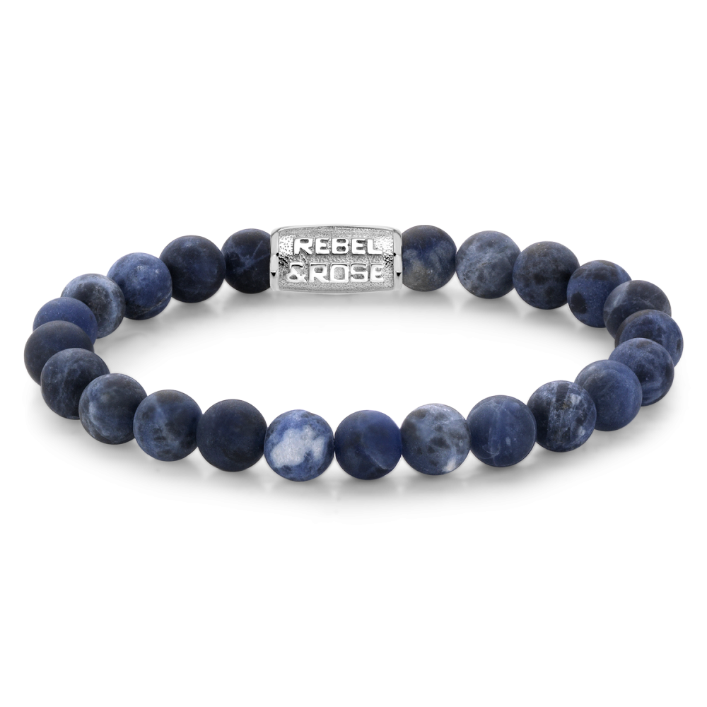 Bead armband, handgemaakt van 8mm mat blauwe Sodaliet met een zilverkleurige sluiting. Het Rebel & Rose sieraad is makkelijk te combineren met andere zilveren, leren of kralenarmbanden.
