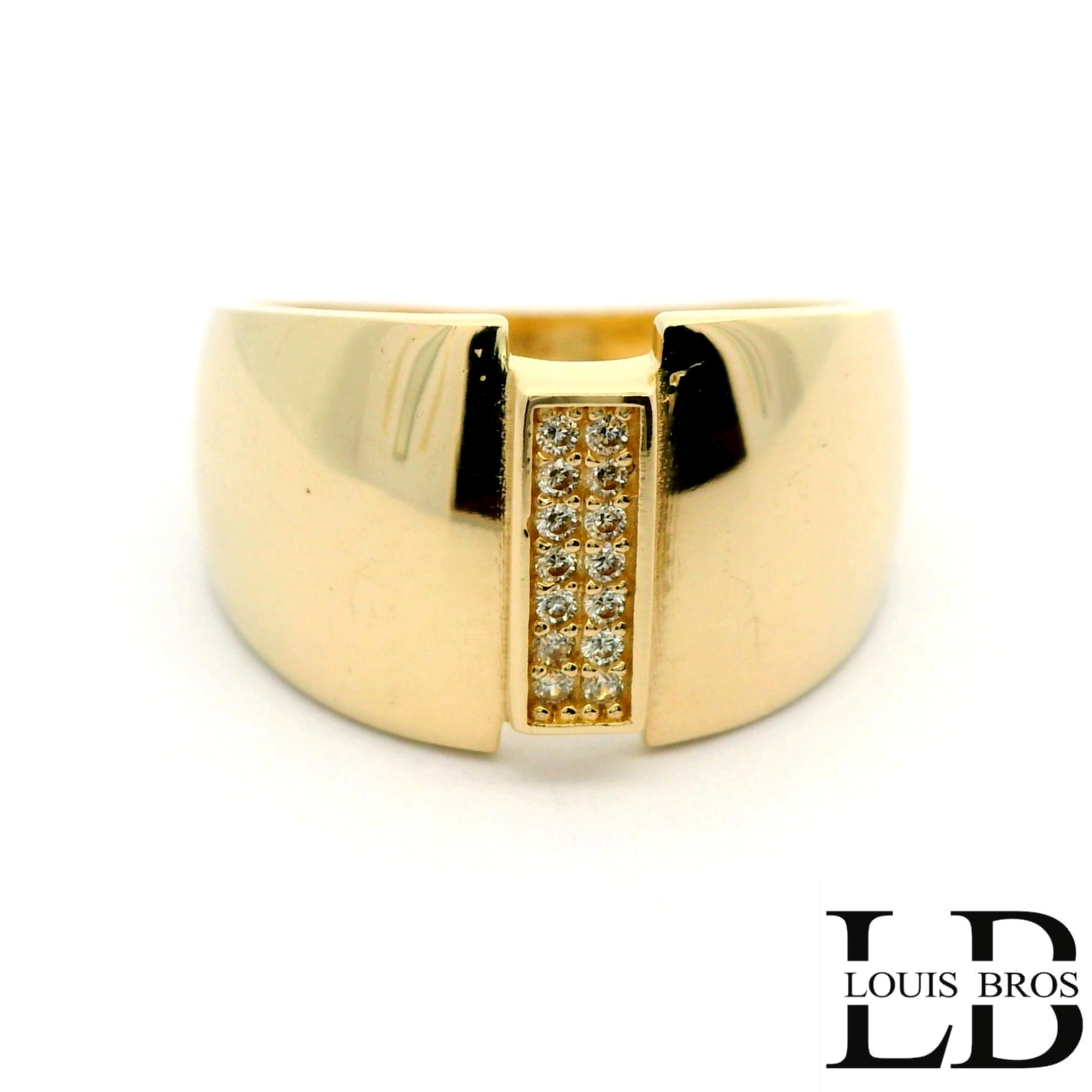 Deze 14 karaat geelgouden ring (4.18.gr) heeft een elegante en tijdloze uitstraling. De ring is bezet met schitterende zirkonia&rsquo;s die het licht prachtig vangen en zorgen voor een verfijnde glans. Het warme geelgoud vormt een mooi geheel met de heldere stenen, waardoor de ring zowel stijlvol als draagbaar is. Een klassiek sieraad dat geschikt is voor dagelijks gebruik en voor bijzondere momenten.
De ring is verkrijgbaar in meerdere afmetingen.