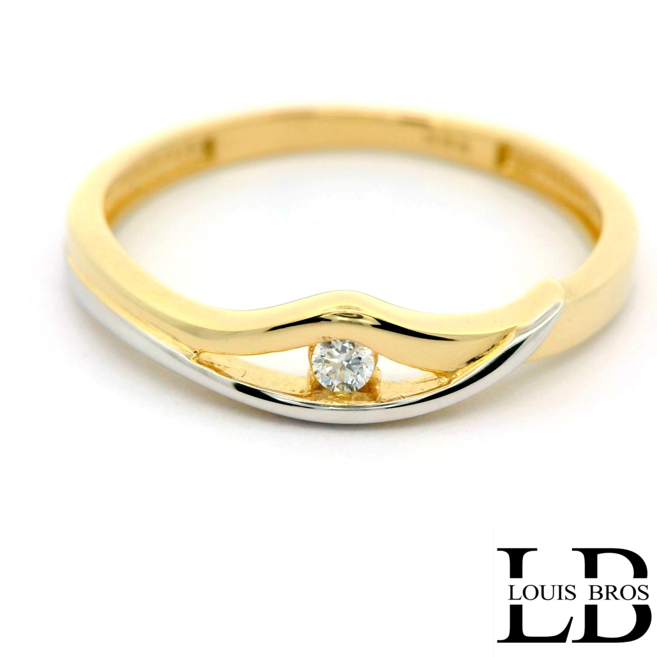 Deze elegante ring is vervaardigd uit 14 karaat bicolor goud (1.72 gr), een stijlvolle combinatie van wit- en geelgoud. Het tijdloze ontwerp wordt verfraaid met sprankelende zirkonia, die de ring een luxe en verfijnde uitstraling geven. Dankzij de subtiele glans en het contrasterende kleurenspel van het goud is dit sieraad zowel modern als klassiek, en geschikt voor iedere gelegenheid.

De ring is perfect als cadeau voor een bijzonder moment, maar ook als stijlvolle aanvulling op je dagelijkse look.

Materiaal: 14 karaat goud (bicolor)
Steen: Zirkonia
Stijl: Elegant, tijdloos en veelzijdig.
De ring is verkrijgbaar in meerdere afmetingen.