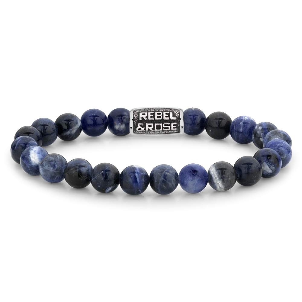 Natuurstenen armband van het merk Rebel & Rose. De armband heeft een hoogwaardige elastische stretch koord, blauwe 8mm Sodaliet natuurstenen beads en RVS slotje