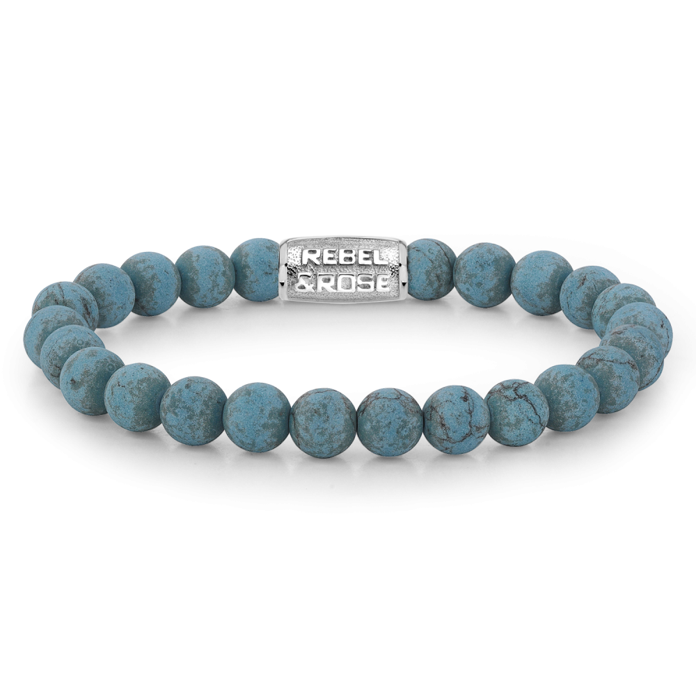 Edelstenen bead armband, handgemaakt van 8mm mat Turquoise stenen met een zilverkleurige sluiting. 
Het Rebel & Rose sieraad is makkelijk te combineren met andere zilveren, leren of kralenarmbanden
Maat L: 19 cm
Referentie: RR-80043-S-L