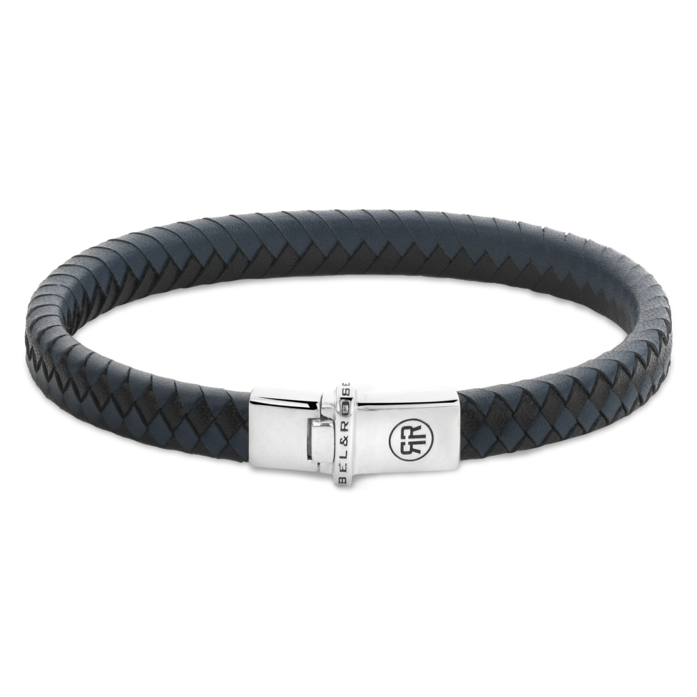 De Small Braided armband van Rebel and Rose is een handgemaakte armband met volledig zilveren sluiting. Het zwarte en blauwe leer is 7mm breed en met veel zorg en vakmanschap gelooid door de ambachtslieden van Rebel and Rose. Prachtig rundleer dat mooier en soepeler wordt naarmate je het langer draagt. Ze doen het perfect in combinatie met onze Sterling Zilveren armbanden, ringen en kralen armbanden.