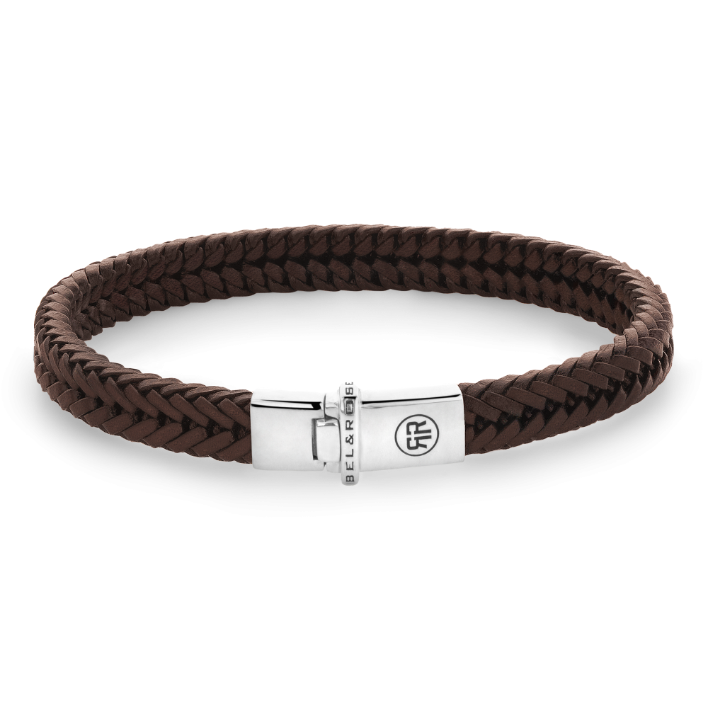 De Small Braided Hermes armband van Rebel and Rose is een handgemaakte armband met volledig zilveren sluiting. Het cognac bruine leer is 7,3 mm breed en met veel zorg en vakmanschap gelooid door de ambachtslieden van Rebel and Rose. Prachtig rundleer dat mooier en soepeler wordt naarmate je het langer draagt. Ze doen het perfect in combinatie met onze Sterling Zilveren armbanden, ringen en kralen armbanden. Het leer moet worden &lsquo;ingedragen&rsquo; dus mag in het begin iets strakker zitten dan je zou willen. Meet je polsomtrek op en kijk in de maattabel voor de juiste keuze.