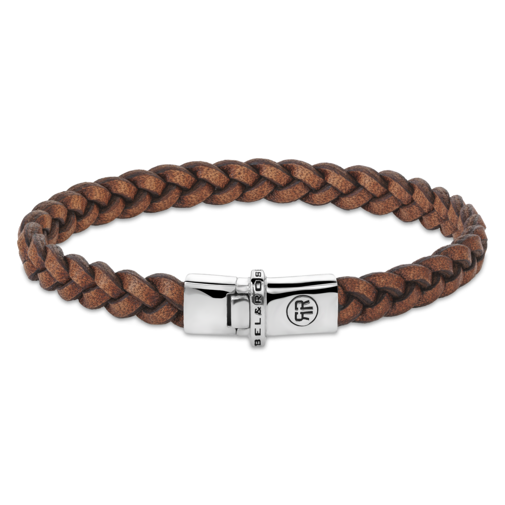 De Small Braided Raw armband van Rebel and Rose is een handgemaakte armband met volledig zilveren sluiting. Het cognac bruine leer is 7,3 mm breed en met veel zorg en vakmanschap gelooid door de ambachtslieden van Rebel and Rose. Prachtig rundleer dat mooier en soepeler wordt naarmate je het langer draagt. Ze doen het perfect in combinatie met onze Sterling Zilveren armbanden, ringen en kralen armbanden. Het leer moet worden &lsquo;ingedragen&rsquo; dus mag in het begin iets strakker zitten dan je zou willen. Meet je polsomtrek op en kijk in de maattabel voor de juiste keuze.