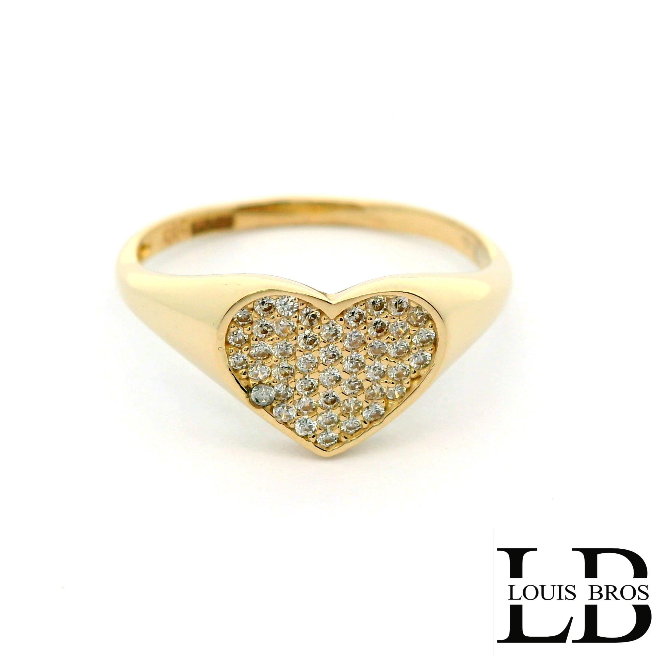 Deze verfijnde dames zegelring is vervaardigd uit hoogwaardig 14 karaat geelgoud (1.76 gr) en straalt pure elegantie uit. Het hartvormige zegel geeft de ring een romantische en vrouwelijke uitstraling. De bovenzijde is volledig bezet met fonkelende zirkonia&rsquo;s, die zorgen voor een schitterende glans en een luxueuze look.

Dankzij het tijdloze ontwerp is deze ring perfect om dagelijks te dragen, maar ook ideaal als bijzonder cadeau voor een geliefde of een speciaal moment. Een stijlvolle combinatie van klassieke charme en moderne verfijning.
De ring is verkrijgbaar in meerdere afmetingen.