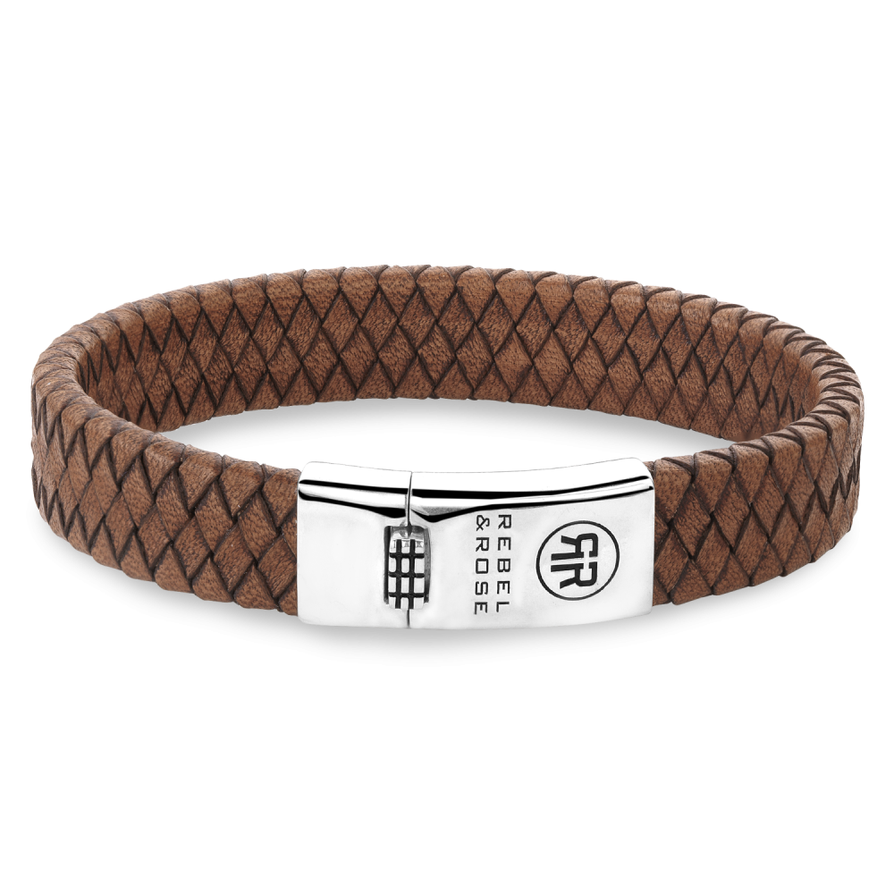 Productkenmerken van de Rebel & Rose Braided Flat 925 Cognac XL, model RR-L0157-S-XL, omvatten een zilveren armband van 21 gram, met een breedte van 12 mm en een maat van 210 mm. Ideaal voor dagelijks gebruik of speciale gelegenheden. Combineer het met andere armbanden voor een gelaagde look of draag het solo voor een subtiele elegantie.