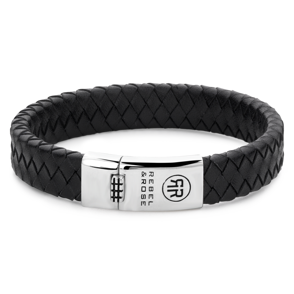 Dit product, Braided Flat 925 Black L, modelnummer RR-L0141-S-L, biedt een stijlvolle combinatie van een echte leren armband in zwart met een breedte van 12 mm. Het is een bicolor juweel van 20 gram, perfect voor een polsomvang van 190 mm. Draag deze armband solo of samen met andere accessoires voor een verfijnde look.
