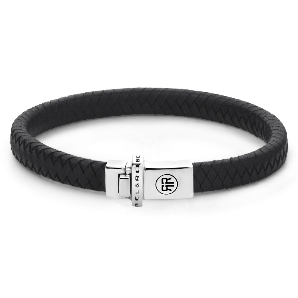 De Small Braided armband van Rebel and Rose is een handgemaakte armband met volledig zilveren sluiting. Het zwarte leer is 7mm breed en met veel zorg en vakmanschap gelooid door de ambachtslieden van Rebel and Rose. Prachtig rundleer dat mooier en soepeler wordt naarmate je het langer draagt. Ze doen het perfect in combinatie met onze Sterling Zilveren armbanden, ringen en kralen armbanden. Het leer moet worden &lsquo;ingedragen&rsquo; dus mag in het begin iets strakker zitten dan je zou willen. Meet je polsomtrek op en kijk in de maattabel voor de juiste keuze.