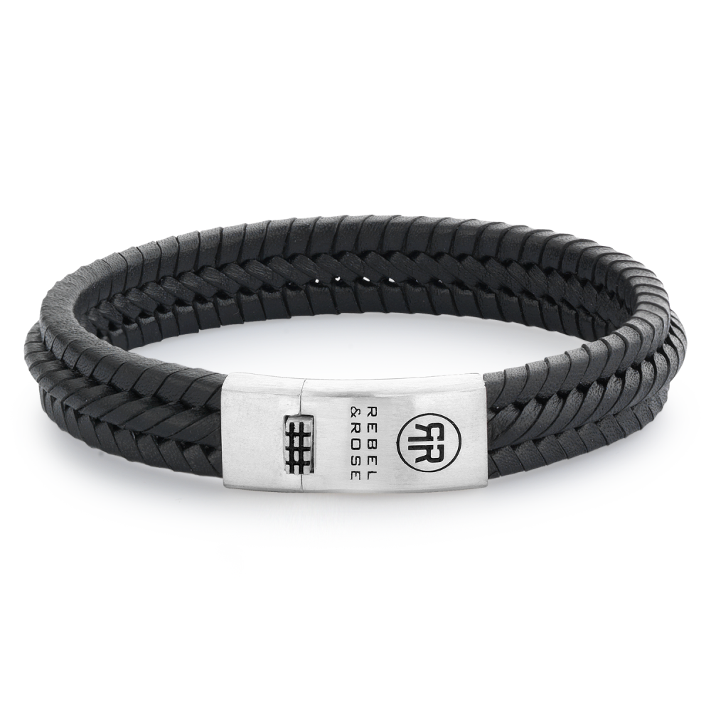 Deze handgemaakte armband is van het merk Rebel & Rose. De armband is zwart van kleur en  ruim 11 mm breed met volledig zilveren sluiting.