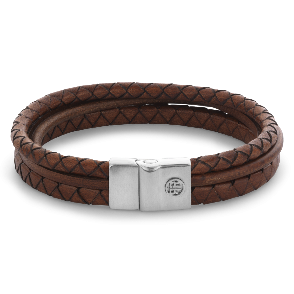 Deze Full Metal Premium armband van Rebel and Rose is een leren armband van 12 mm breed met een sluiting van edelstaal. De armband bestaat uit 4 aparte leersoorten die samenkomen in de sluiting. Het leer is met veel zorg en vakmanschap handmatig gelooid en gevlochten door de ambachtslieden van Rebel and Rose. Het R&R logo is in 3D op de sluiting aangebracht. De unieke (PSR*) sluiting bestaat uit twee delen die perfect in elkaar vallen, zonder dat daar hulpmiddelen als magneten voor nodig zijn. Meet je polsomtrek op en kijk in de maattabel voor de juiste keuze. (*PSR = Push-Slide- Release)