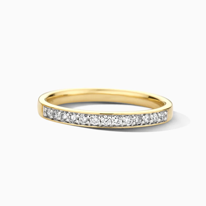 In deze klassieke 14k geelgouden ring stralen briljant geslepen lab-diamonds in pav&eacute;-zetting. Het totaal karaatgewicht van de diamantjes is 0,22 en de doorsnede van de band is 2,2 mm. Draag deze ring op zichzelf of combineer hem met andere ringen uit onze collectie.