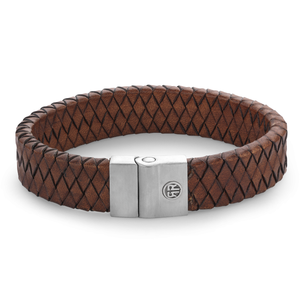 Deze Full Metal Premium armband van Rebel and Rose is een leren armband van 15 mm breed met een sluiting van edelstaal. Het R&R logo is in 3D op de sluiting aangebracht. De unieke (PSR*) sluiting bestaat uit twee delen die perfect in elkaar vallen, zonder dat daar hulpmiddelen als magneten voor nodig zijn. Het leer is met veel zorg en vakmanschap handmatig gelooid en gevlochten door de ambachtslieden van Rebel and Rose.