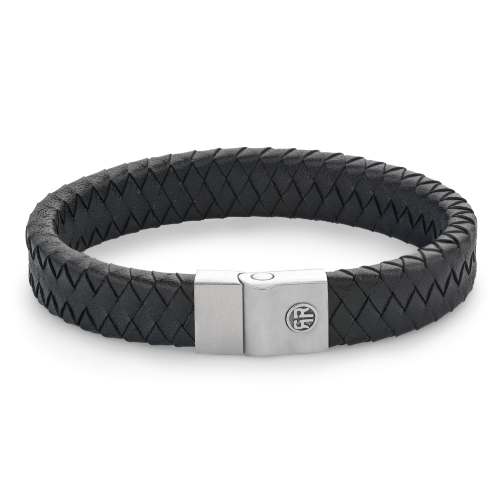 Deze Full Metal Premium armband van Rebel and Rose is een leren armband van 12 mm breed met een sluiting van edelstaal. Het R&R logo is in 3D op de sluiting aangebracht. De unieke (PSR*) sluiting bestaat uit twee delen die perfect in elkaar vallen, zonder dat daar hulpmiddelen als magneten voor nodig zijn. Het leer is met veel zorg en vakmanschap handmatig gelooid en gevlochten door de ambachtslieden van Rebel and Rose. 