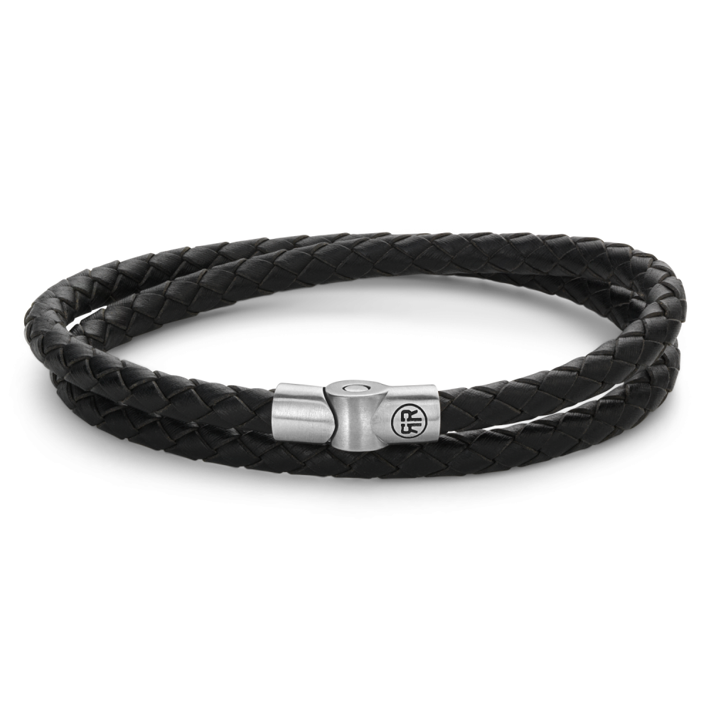 De Full Metal armband van Rebel and Rose is een ronde gevlochten leren armband van 5 mm breed met een sluiting van edelstaal. De unieke (PSR*) sluiting bestaat uit twee delen die perfect in elkaar vallen, zonder dat daar hulpmiddelen als magneten voor nodig zijn. Meet je polsomtrek op en kijk in de maattabel voor de juiste keuze.