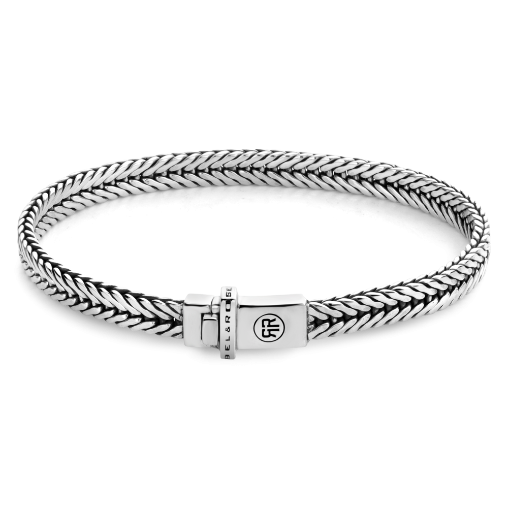 Deze armband is van het merk Rebel & Rose. Het is een herensieraad. De armband is zilver van kleur.