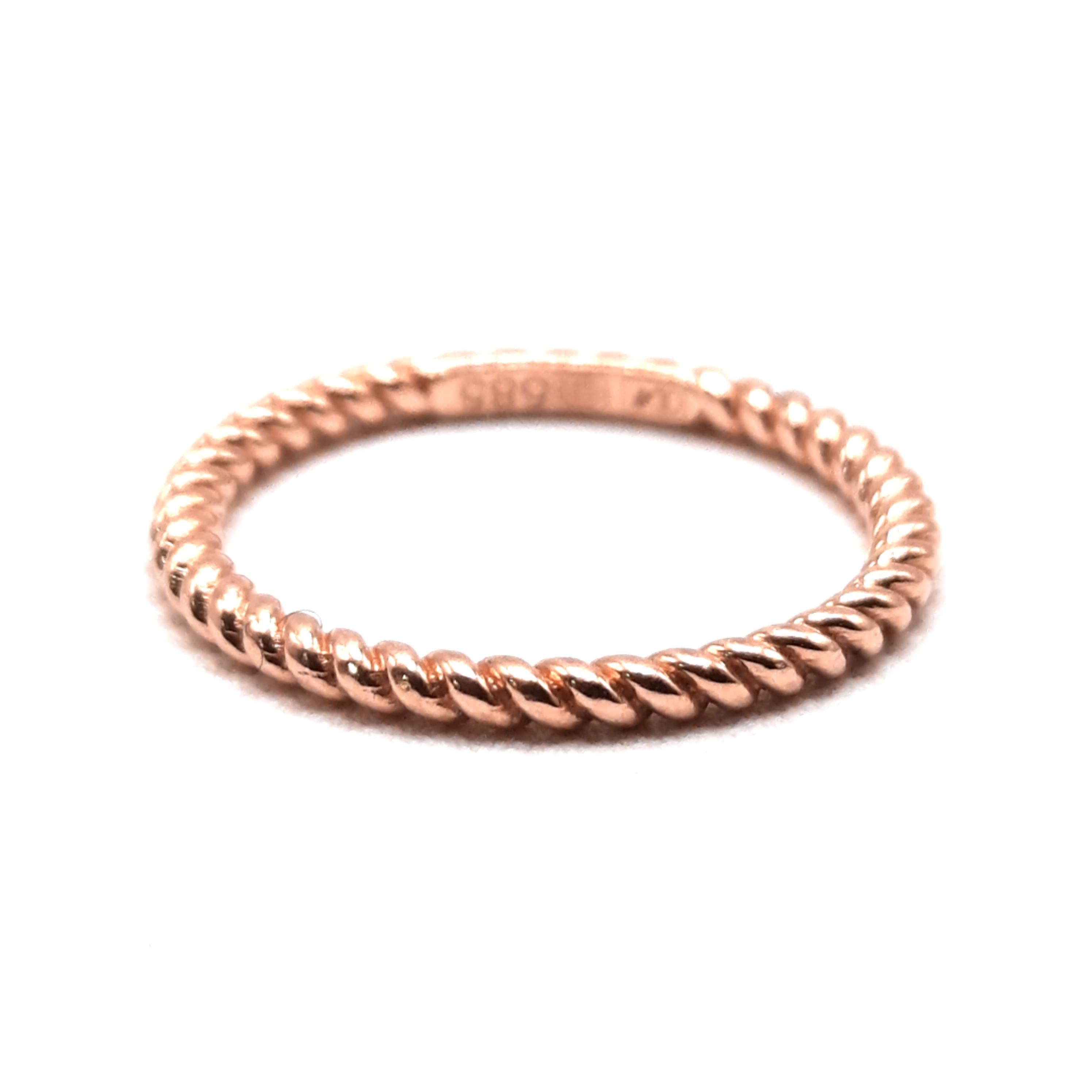 De gouden ring BREA-0002088 is een prachtige accessoire voor elke gelegenheid. Deze 14-karaat gouden ring, met een subtiele breedte van 1,8 mm, straalt verfijning uit. De ring is verkrijgbaar in maat 52,5 en heeft een elegante roze tint. Draag hem als een opvallend sieraad bij formele outfits of als dagelijkse blikvanger.