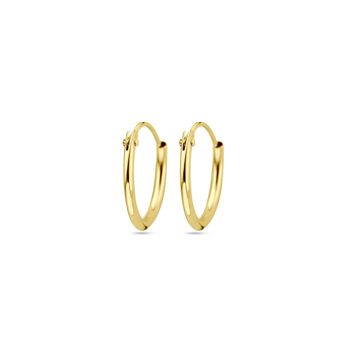 De 14 Karaats Oorringen zijn elegante creolen met een ronde buis van 1.3 mm. Ze stralen verfijning uit en passen perfect bij elke gelegenheid. Draag ze met opgestoken haar om ze echt te laten opvallen of combineer ze met andere goudkleurige sieraden voor een stijlvolle look. Een tijdloze toevoeging aan je sieradencollectie.