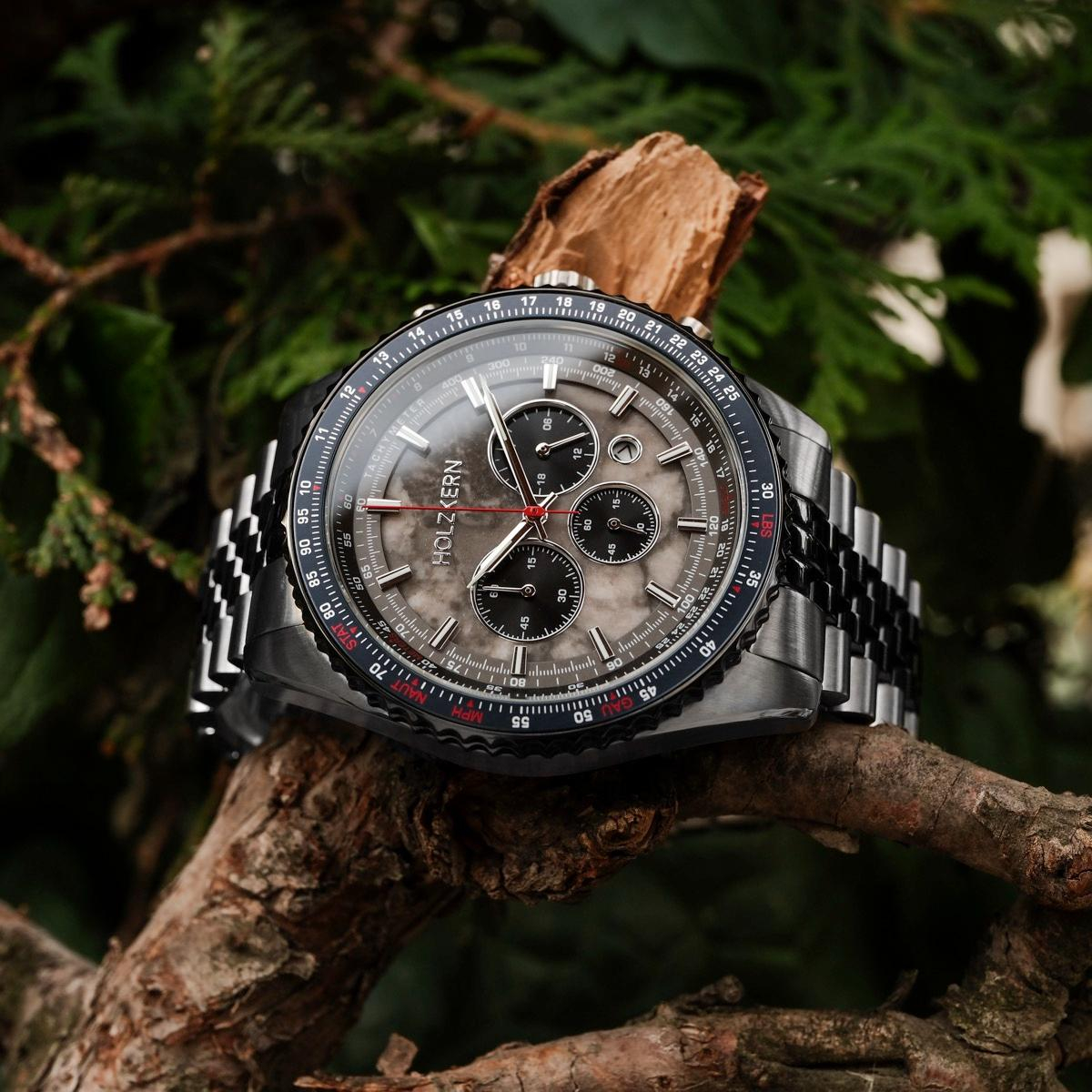 Klaar voor de start? Gebaseerd op echte pilotenhorloges, geeft uw Openhorizon u de zekerheid dat u de tijd altijd bij de hand hebt. Tachymeter, stopwatchfunctie, lichtgevende wijzers, een prominente secondewijzer en een statig formaat maken van uw polshorloge een echt pilotenhorloge en een stijlvolle blikvanger, zowel in de cockpit als in het dagelijks leven.