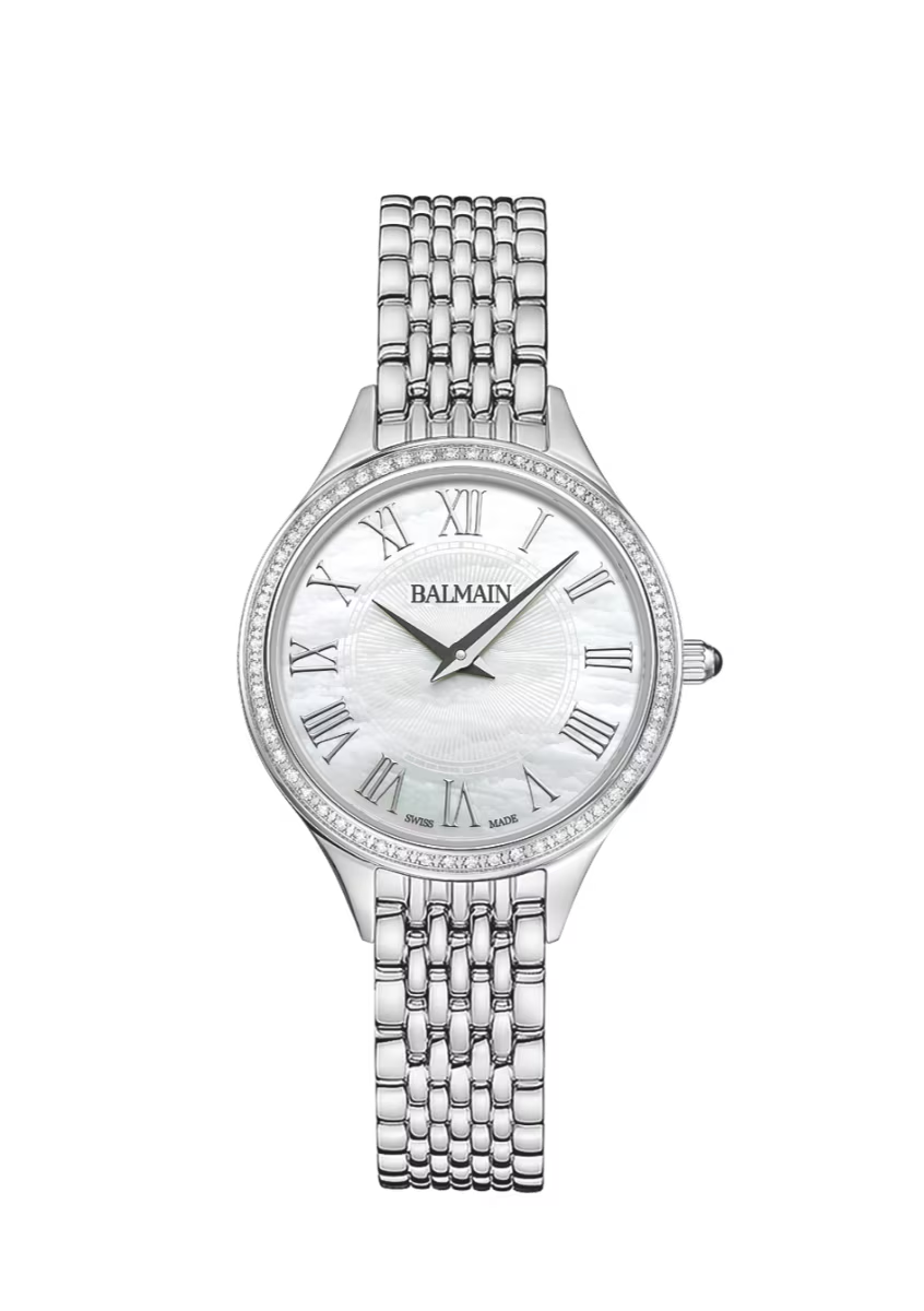 De Balmain de Balmain is een sierlijk dameshorloge dat stralend ontwerp combineert met de geest van Parijse Haute Couture. De witte parelmoerwijzerplaat, de kast is bezet met 56 Top Wesselton W-SI diamanten, in totaal 0,221 karaat, en klassieke Romeinse indexen geven een zelfverzekerde uitstraling, terwijl de 29 mm roestvrijstalen kast, met een verfijnd 6,00 mm profiel en een roestvrijstalen armband, alledaagse stijl biedt. Dit Zwitserse horloge heeft een saffierkristalglas.