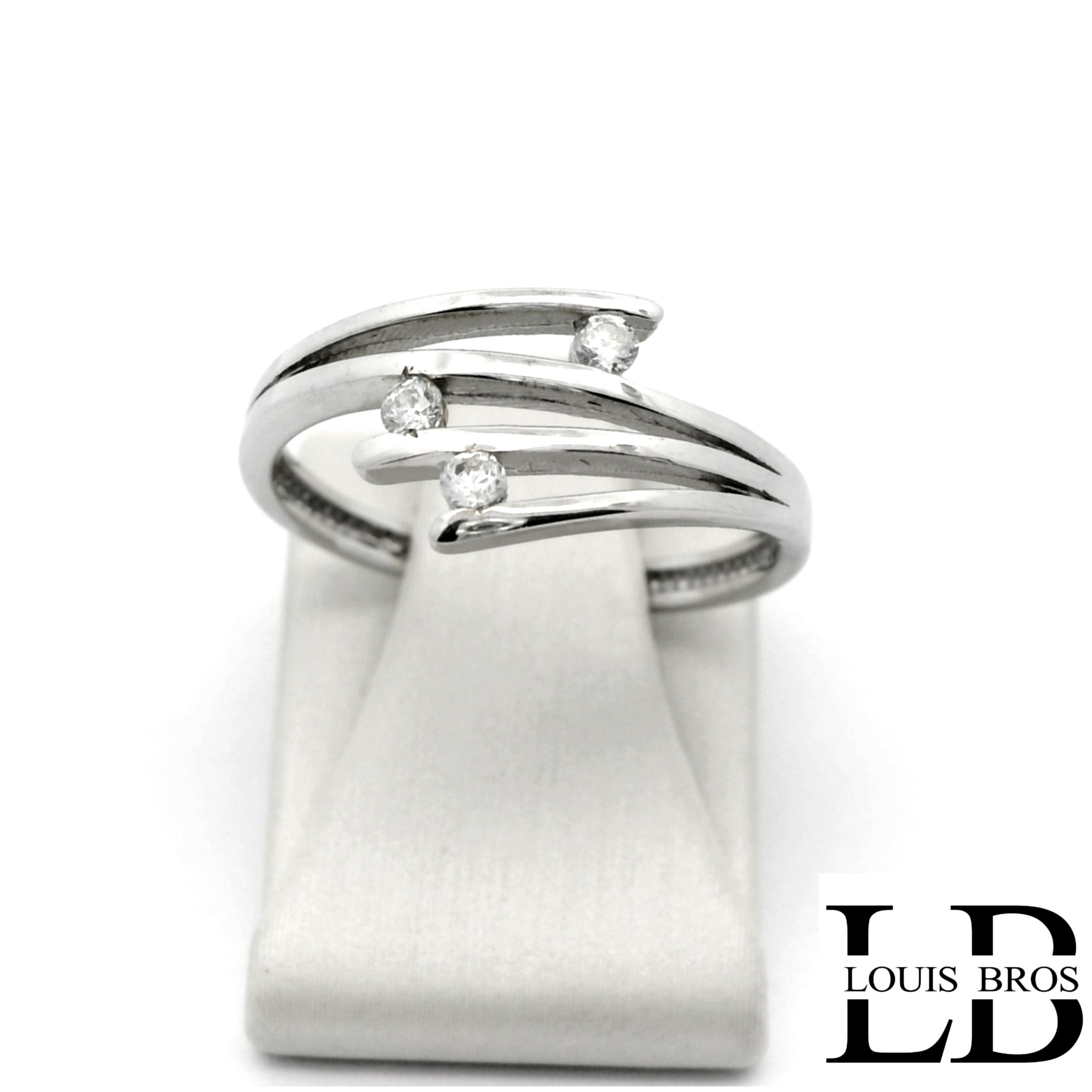 Deze ring van Louis Bros is vervaardigd uit 14 karaat witgoud (2.14 gr.).
Deze ring met zirkonia is een prachtig en stijlvol sieraad. Het koele, heldere witgoud vormt een elegant contrast met de schitterende zirkonia, een edelsteen die lijkt op diamant. Deze ring straalt verfijning uit en is perfect voor elke gelegenheid, of het nu gaat om een feestelijke avond of een subtiele, dagelijkse look. Met zijn tijdloze ontwerp en sprankelende details is een witgouden ring met zirkonia een perfecte keuze voor wie houdt van moderne elegantie.
De ring is verkrijgbaar in meerdere afmetingen.