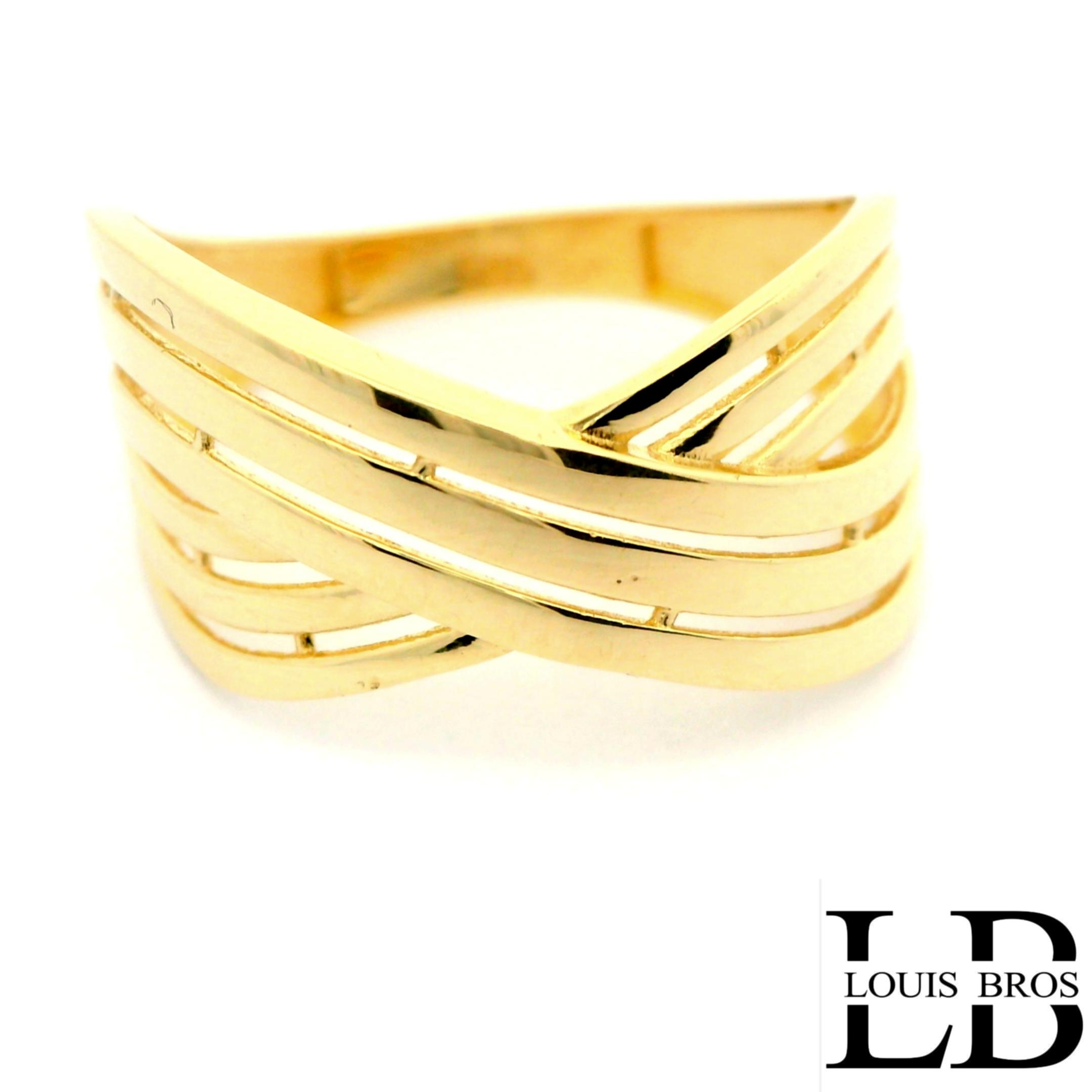 Deze elegante ring is vervaardigd uit 14 karaat geelgoud (2.42 gr) en heeft een gladde afwerking zonder steen. Het moderne en tijdloze design zorgt voor een stijlvolle, minimalistische uitstraling die moeiteloos bij elke gelegenheid past. Dankzij de strakke vorm en warme goudkleur is de ring perfect om solo te dragen, maar ook ideaal om te combineren met andere sieraden. Een verfijnd sieraad dat eenvoud en klasse uitstraalt.
De ring is verkrijgbaar in meerdere afmetingen.