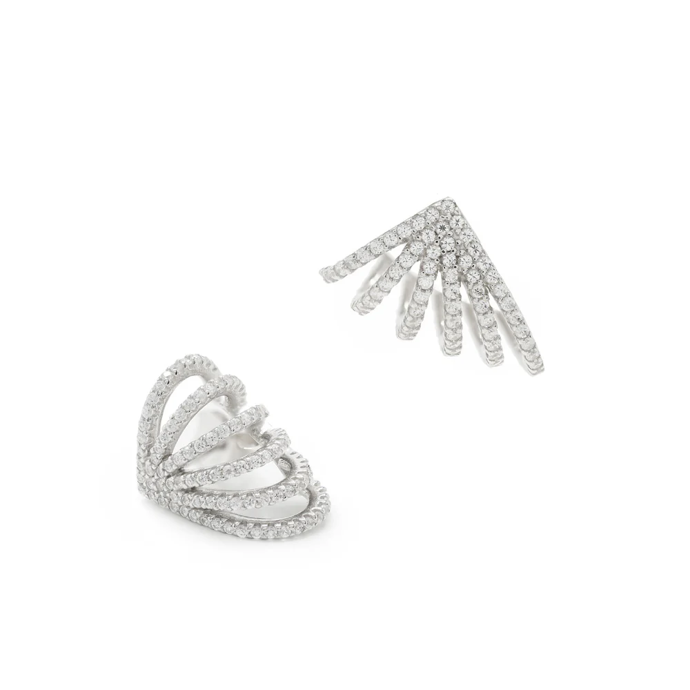 Zilveren oorbel met zirkonia steentjes. Een ideaal accessoire om te dragen bij je favoriete outfits en ze een vleugje glans en sprankeling te geven. De oorbel bestaat uit zes rijen zirkonia steentjes die perfect om de oorlel passen.