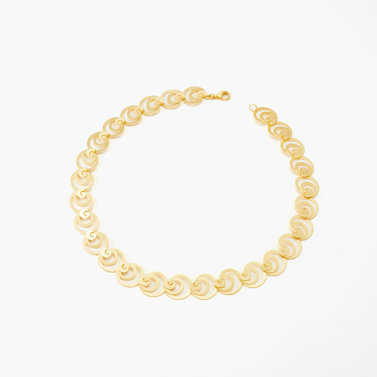 Kelim Sieraden staan bekend om hun tijdloze elegantie en verfijnde vakmanschap. Ge&iuml;nspireerd door traditionele en culturele elementen, cre&euml;ert Kelim unieke sieraden die kunst en draagbaarheid naadloos combineren. Elk stuk is met zorg handgemaakt van hoogwaardig sterling zilver, vaak met subtiele matte afwerkingen die een moderne twist geven aan klassieke ontwerpen. De collectie omvat prachtige oorbellen, kettingen, armbanden en ringen, die allemaal een gevoel van eenvoudige schoonheid en verfijnde stijl uitstralen. Kelim Sieraden zijn perfect voor degenen die op zoek zijn naar unieke, kunstzinnige stukken die een blijvende indruk achterlaten.