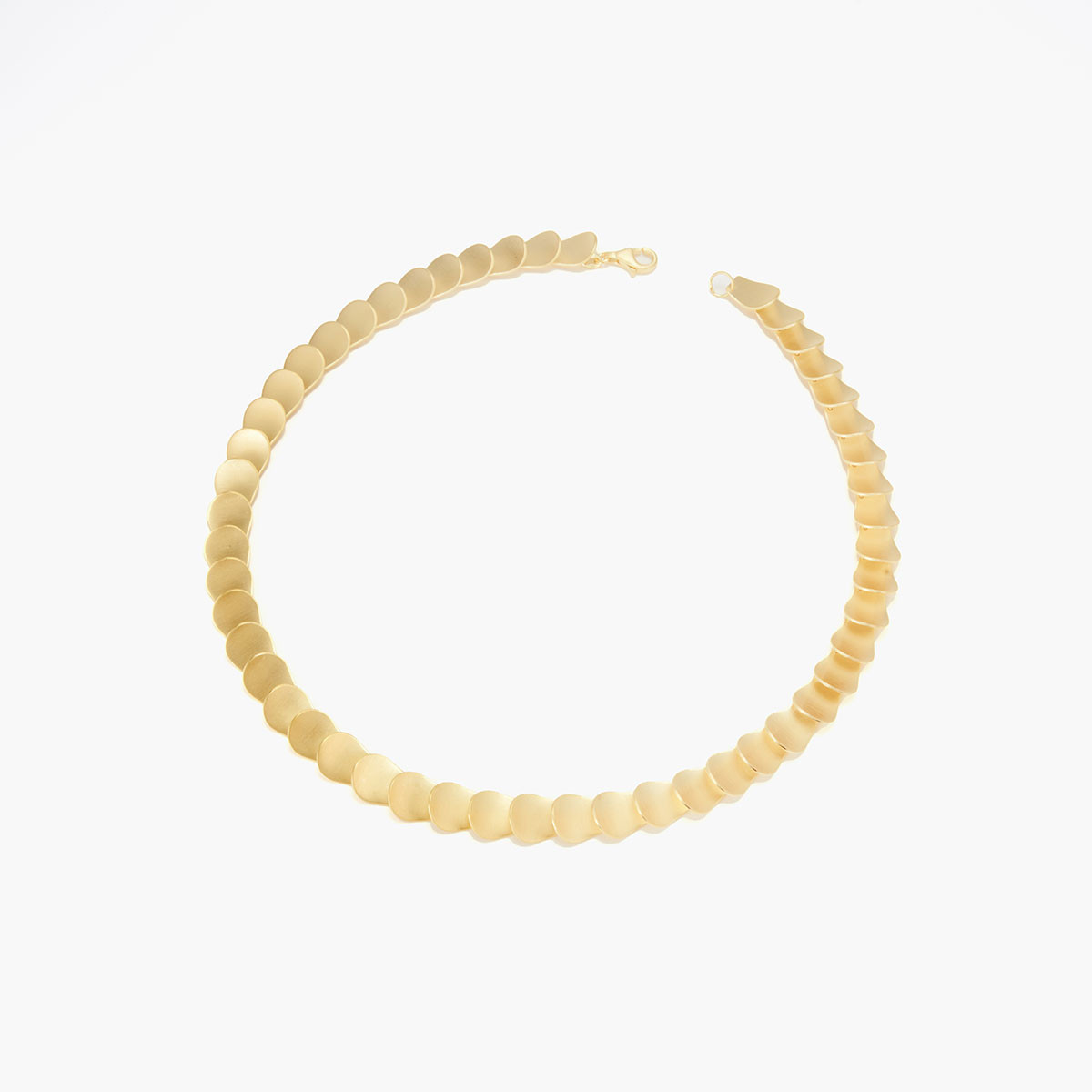 Kelim Sieraden staan bekend om hun tijdloze elegantie en verfijnde vakmanschap. Ge&iuml;nspireerd door traditionele en culturele elementen, cre&euml;ert Kelim unieke sieraden die kunst en draagbaarheid naadloos combineren. Elk stuk is met zorg handgemaakt van hoogwaardig sterling zilver, vaak met subtiele matte afwerkingen die een moderne twist geven aan klassieke ontwerpen. De collectie omvat prachtige oorbellen, kettingen, armbanden en ringen, die allemaal een gevoel van eenvoudige schoonheid en verfijnde stijl uitstralen. Kelim Sieraden zijn perfect voor degenen die op zoek zijn naar unieke, kunstzinnige stukken die een blijvende indruk achterlaten.